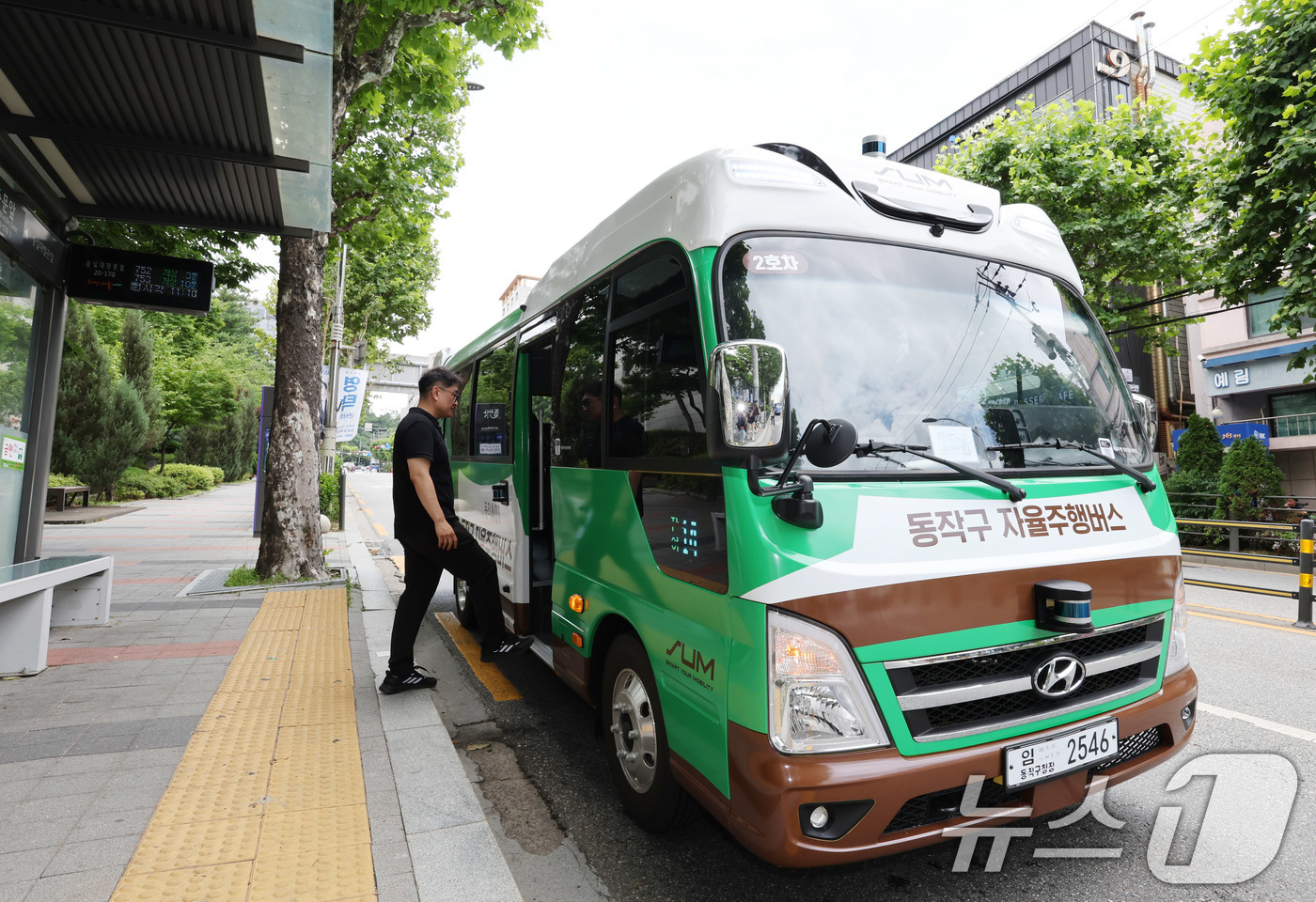 (서울=뉴스1) 박지혜 기자 = 자치구 단위 마을버스 성격의 '지역동행 자율주행버스'가 30일 서울 동작구 숭실대 중문 정류소에서 시범 운행을 하고 있다.동작구 지역동행 자율주행버 …