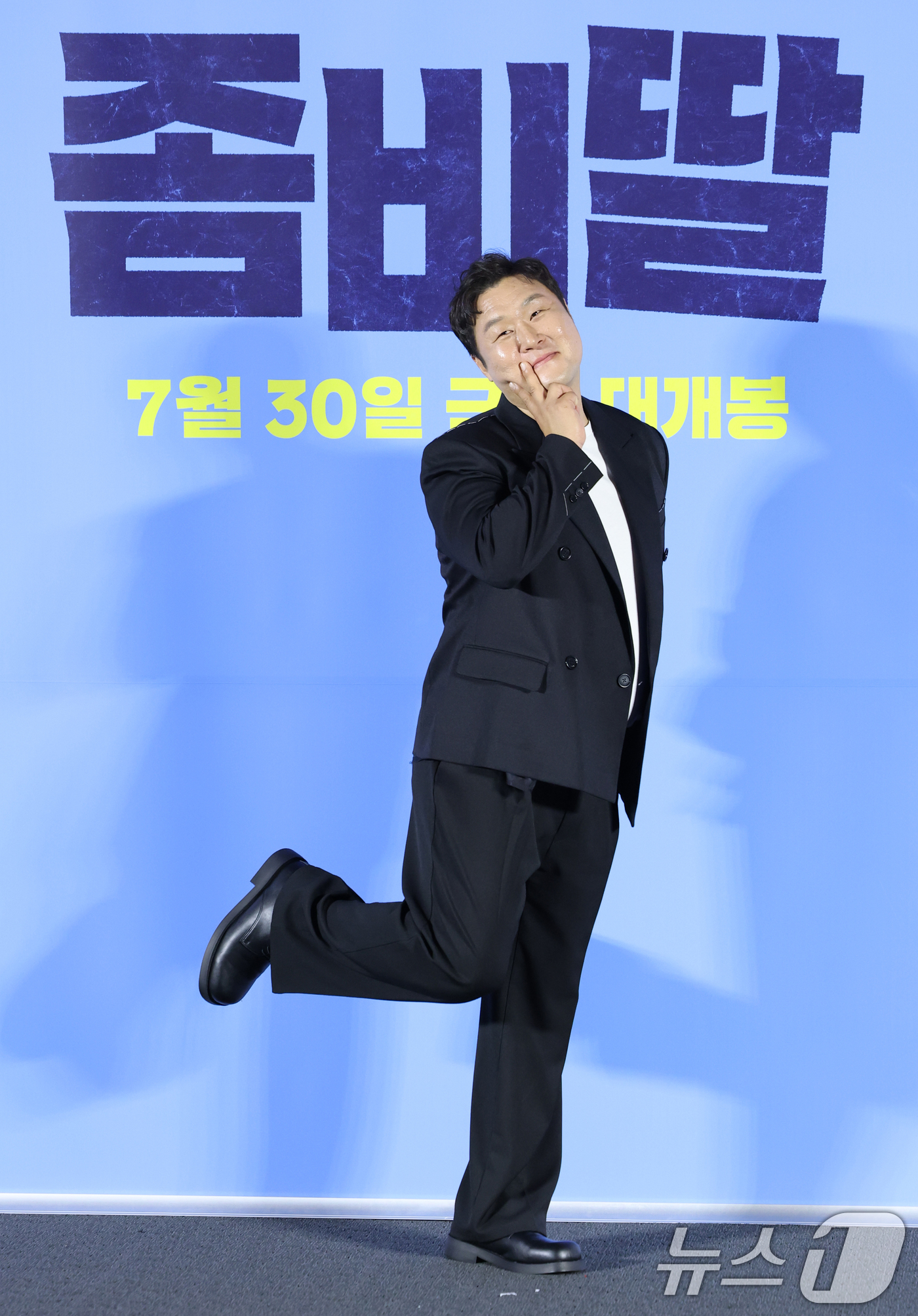 (서울=뉴스1) 권현진 기자 = 배우 윤경호가 30일 오전 서울 용산구 CGV 용산아이파크몰에서 진행된 영화 '좀비딸'(감독 필감성)의 제작보고회에서 포즈를 취하고 있다.'좀비딸' …