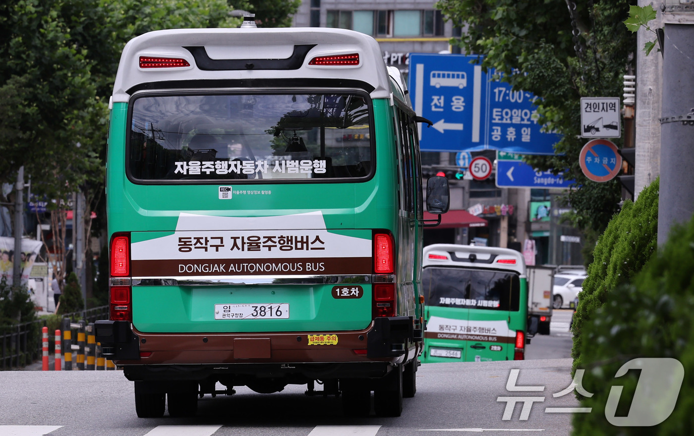 (서울=뉴스1) 박지혜 기자 = 자치구 단위 마을버스 성격의 '지역동행 자율주행버스'가 30일 서울 동작구 숭실대 중문 정류소를 출발해 시범 운행을 하고 있다.동작구 지역동행 자율 …