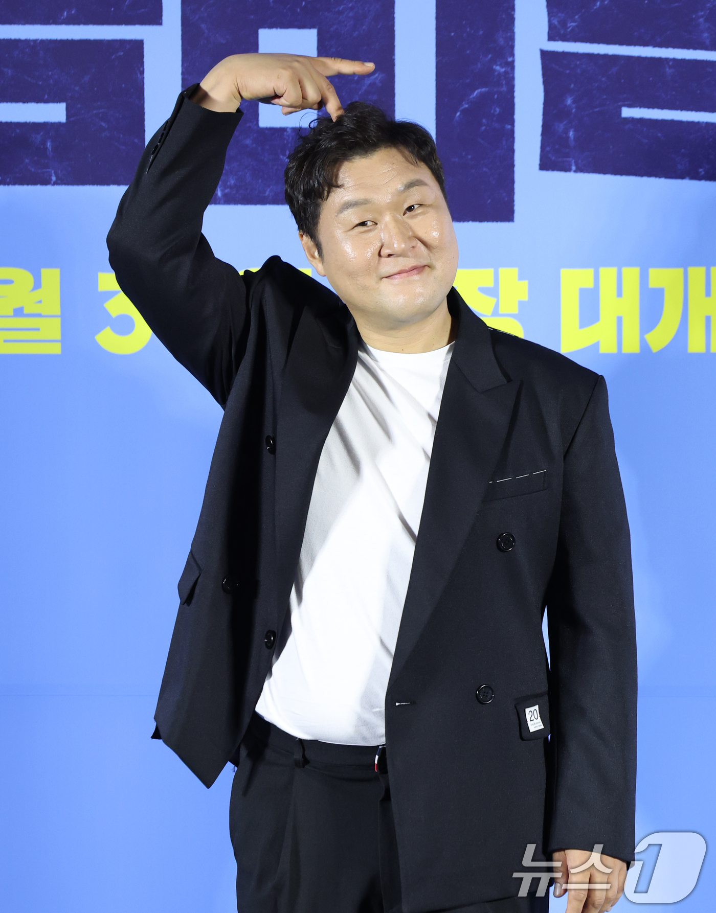 (서울=뉴스1) 권현진 기자 = 배우 윤경호가 30일 오전 서울 용산구 CGV 용산아이파크몰에서 진행된 영화 '좀비딸'(감독 필감성)의 제작보고회에서 포즈를 취하고 있다.'좀비딸' …