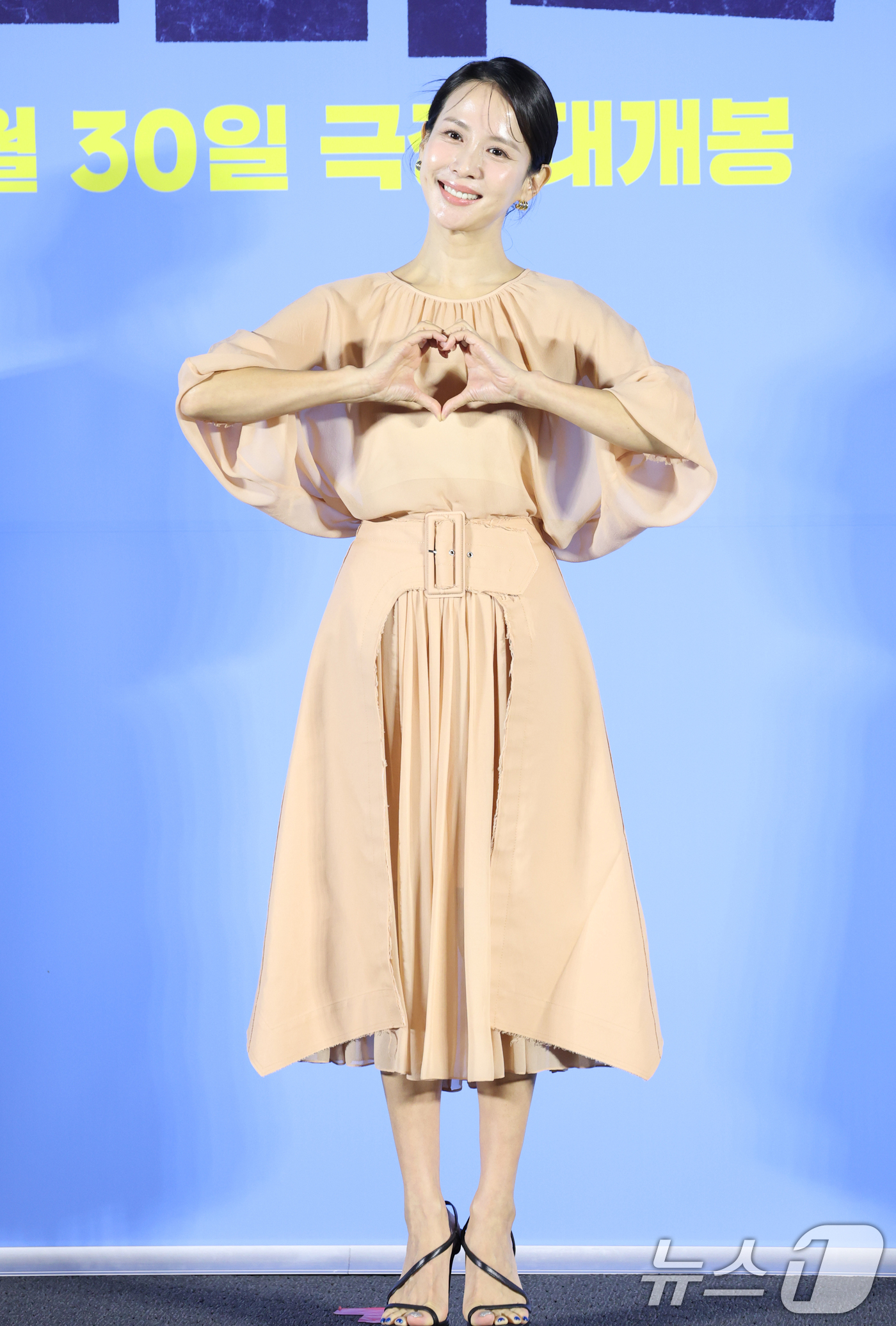 (서울=뉴스1) 권현진 기자 = 배우 조여정이 30일 오전 서울 용산구 CGV 용산아이파크몰에서 진행된 영화 '좀비딸'(감독 필감성)의 제작보고회에서 포즈를 취하고 있다.'좀비딸' …