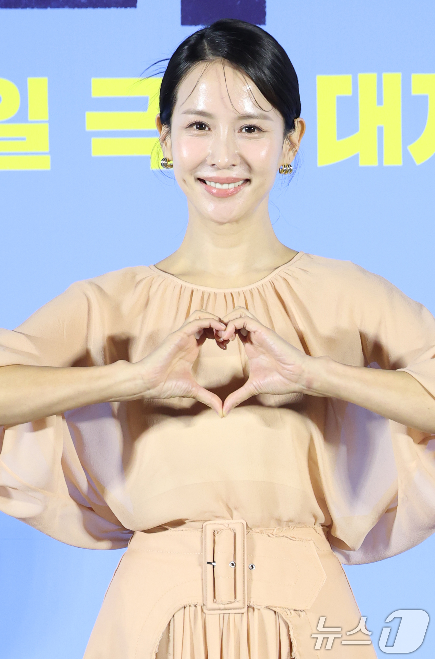 (서울=뉴스1) 권현진 기자 = 배우 조여정이 30일 오전 서울 용산구 CGV 용산아이파크몰에서 진행된 영화 '좀비딸'(감독 필감성)의 제작보고회에서 포즈를 취하고 있다.'좀비딸' …