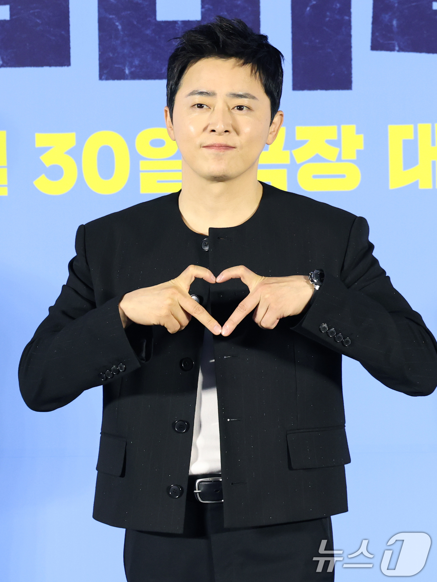 (서울=뉴스1) 권현진 기자 = 배우 조정석이 30일 오전 서울 용산구 CGV 용산아이파크몰에서 진행된 영화 '좀비딸'(감독 필감성)의 제작보고회에서 포즈를 취하고 있다.'좀비딸' …