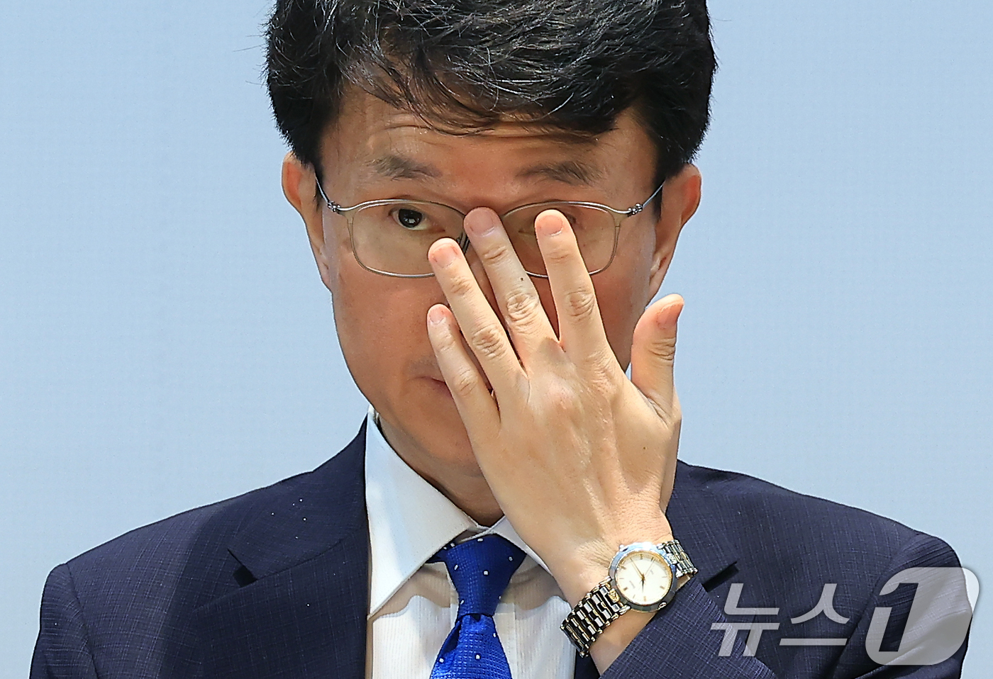 (서울=뉴스1) 박정호 기자 = 박종원 산업통상자원부 통상차관보가 30일 오전 서울 중구 포스트타워 대회의실에서 열린 한미 관세조치 협의 관련 공청회에서 안경을 고쳐 쓰고 있다. …