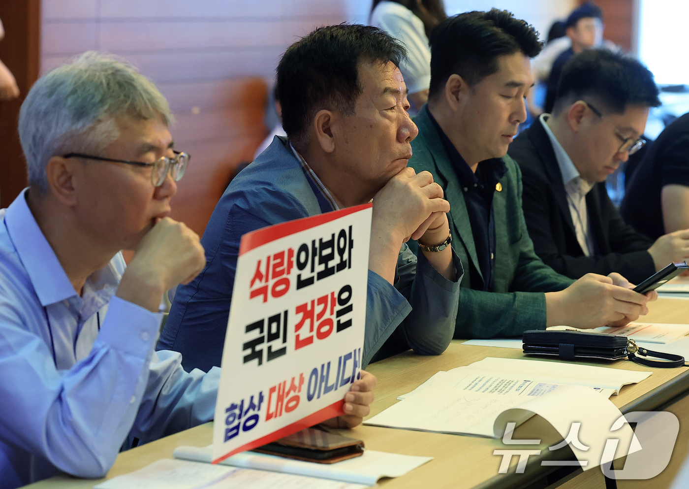 (서울=뉴스1) 박정호 기자 = 민경천 전국한우협회 회장 겸 한우자조금관리위원회 위원장(왼쪽 두 번째)이 30일 오전 서울 중구 포스트타워 대회의실에서 열린 한미 관세조치 협의 관 …