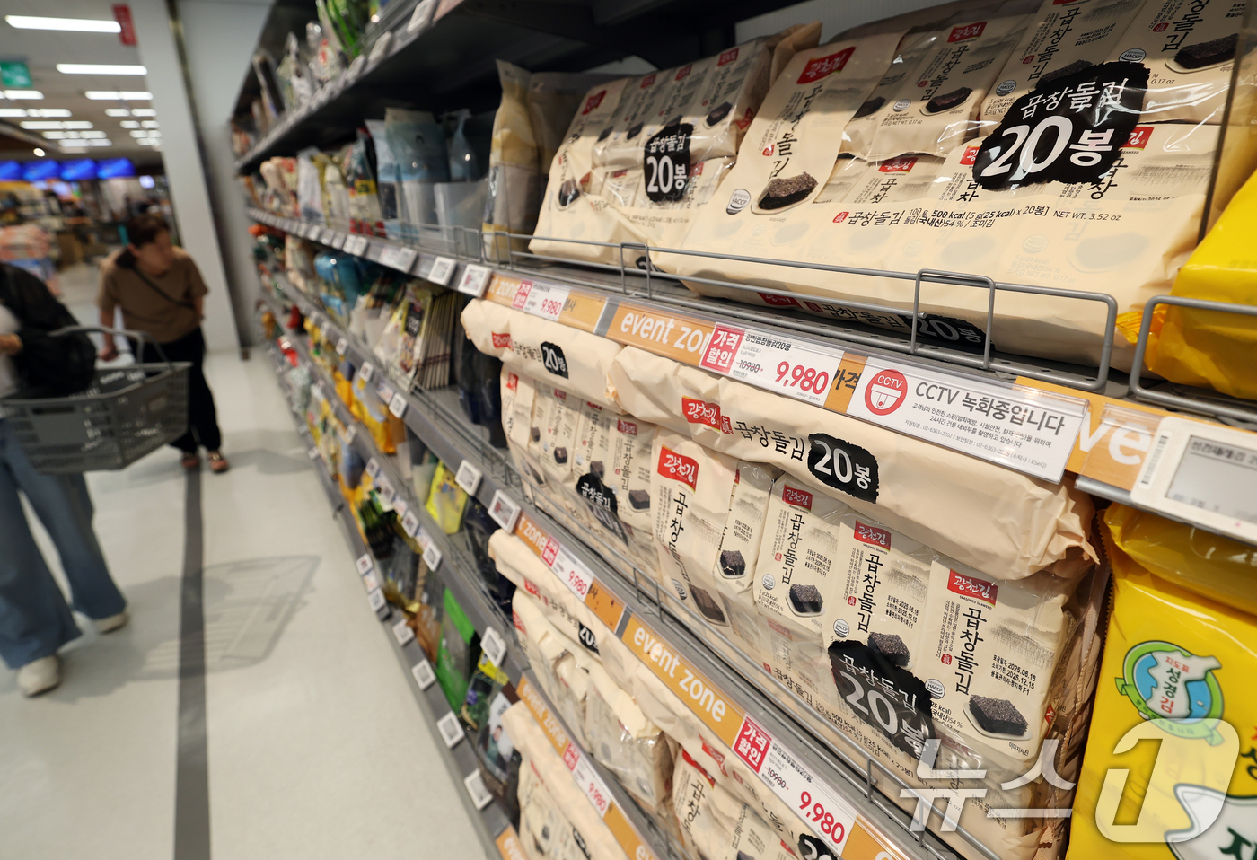 (서울=뉴스1) 오대일 기자 = 30일 서울의 한 대형마트에서 고객들이 김을 구매하고 있다.'검은 반도체'로 불리는 김이 수산물 수출 효자 품목으로 부상한 가운데 관련 업체들의 하 …