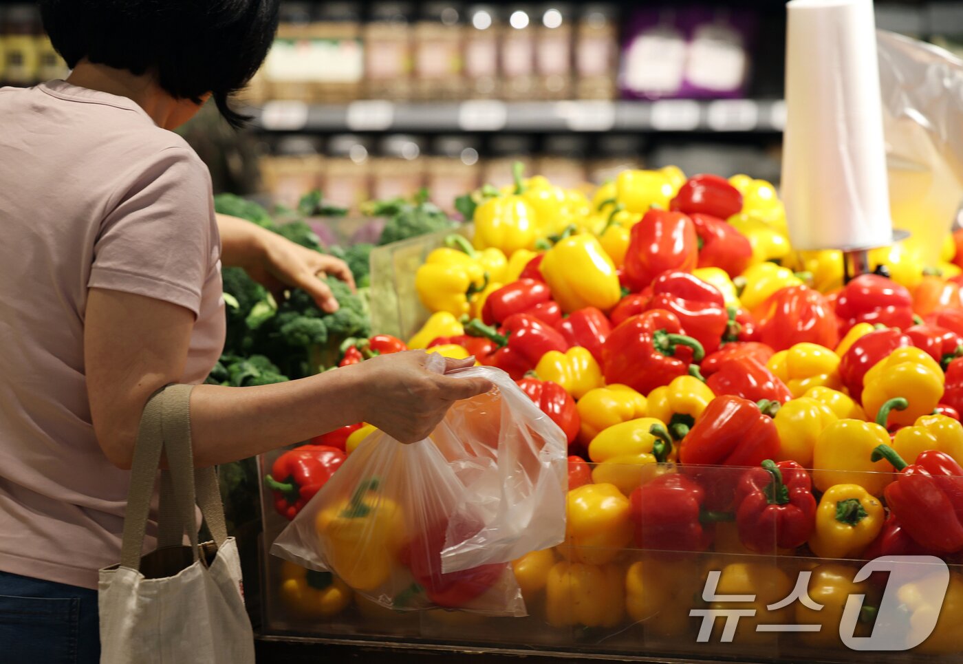 본문 이미지 - 서울의 한 대형마트에서 고객들이 채소를 구매하고 있다. 2025.6.30/뉴스1 ⓒ News1 오대일 기자