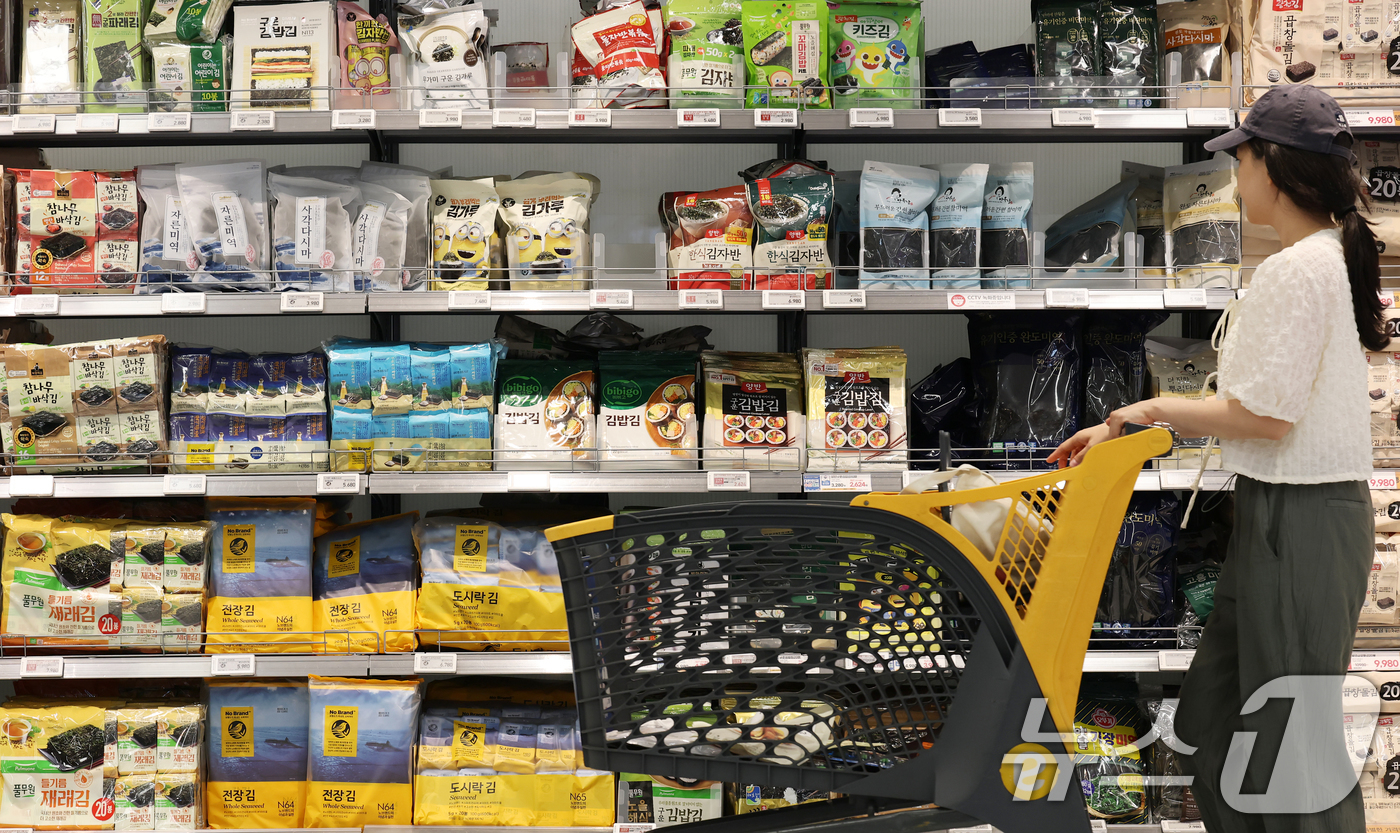 (서울=뉴스1) 오대일 기자 = 30일 서울의 한 대형마트에서 고객들이 김을 구매하고 있다.'검은 반도체'로 불리는 김이 수산물 수출 효자 품목으로 부상한 가운데 관련 업체들의 하 …