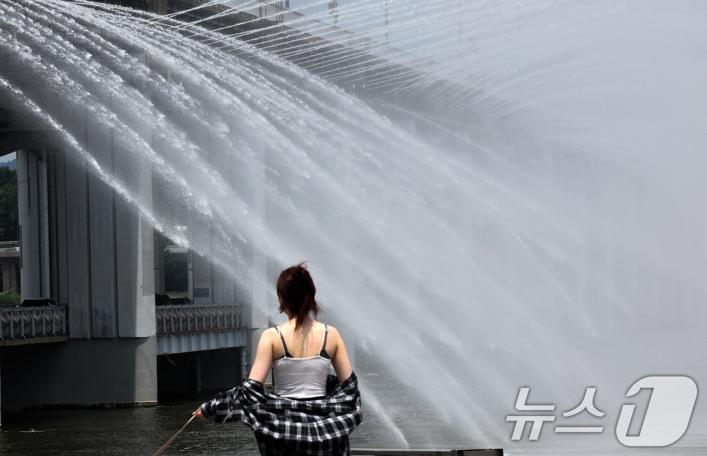본문 이미지 - 서울 전역에 폭염주의보가 발령된 30일 오후 서울 서초구 반포한강공원에서 시민들이 반포대교 달빛무지개분수를 바라보며 산책을 하고 있다. 2025.6.30/뉴스1 ⓒ News1 이동해 기자