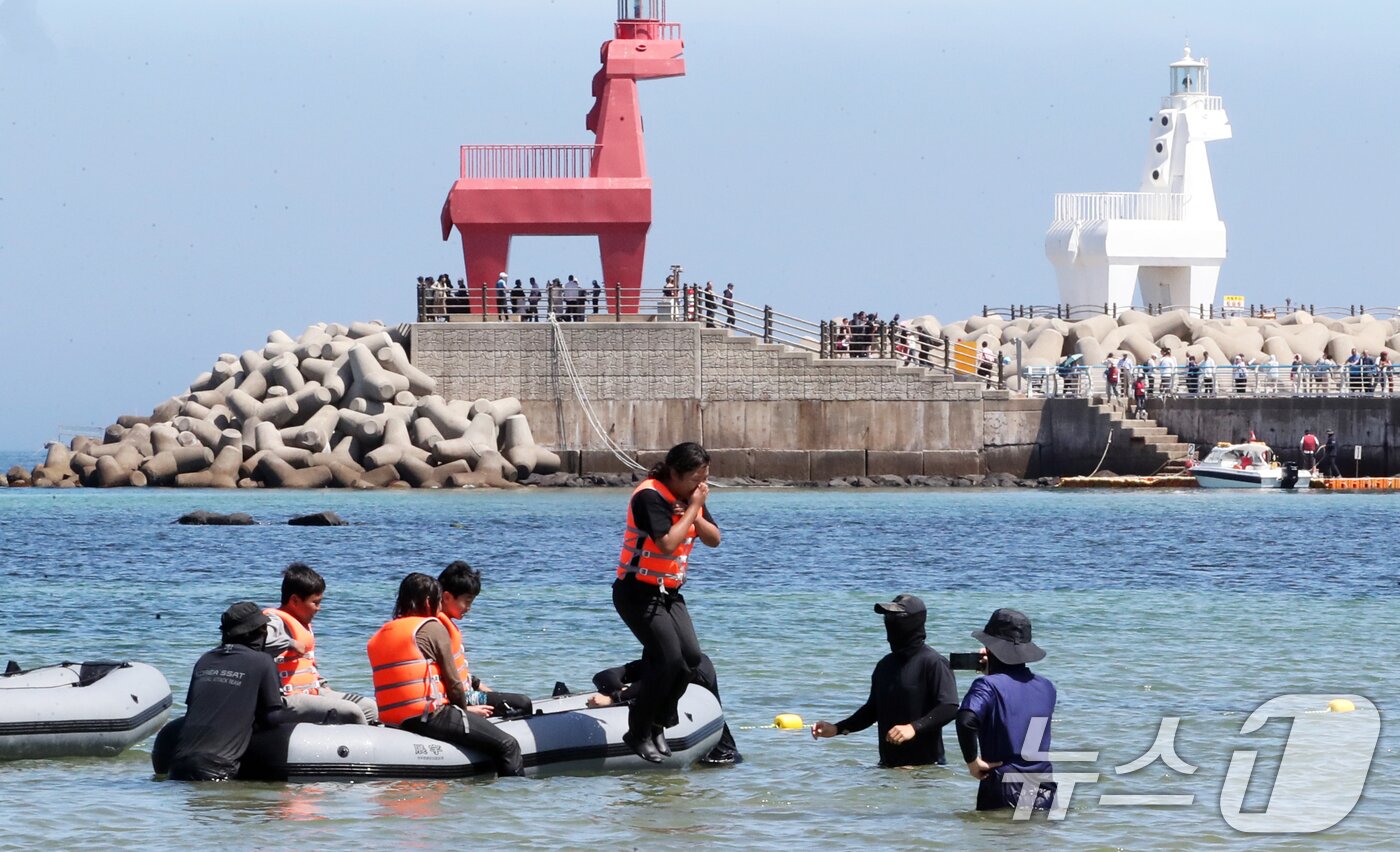 본문 이미지 - 30일 오전 제주시 이호테우해수욕장에서 도리초등학교 학생들이 해경특공대원들에게 바다 생존수영 교육을 받고 있다. 2025.6.30/뉴스1 ⓒ News1 오현지 기자