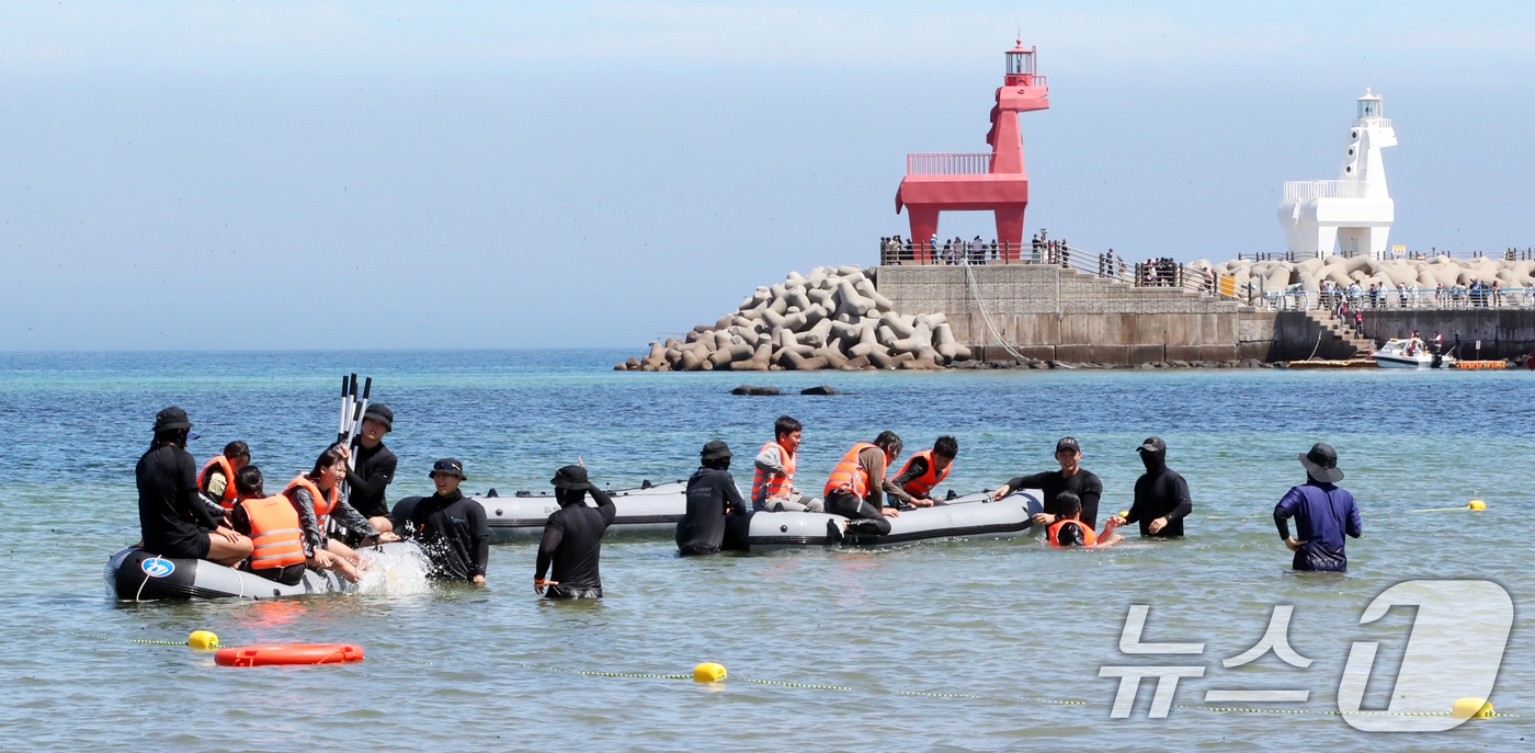 (제주=뉴스1) 오현지 기자 = 30일 오전 제주시 이호테우해수욕장에서 도리초등학교 학생들이 해경특공대원들에게 바다 생존수영 교육을 받고 있다. 2025.6.30/뉴스1