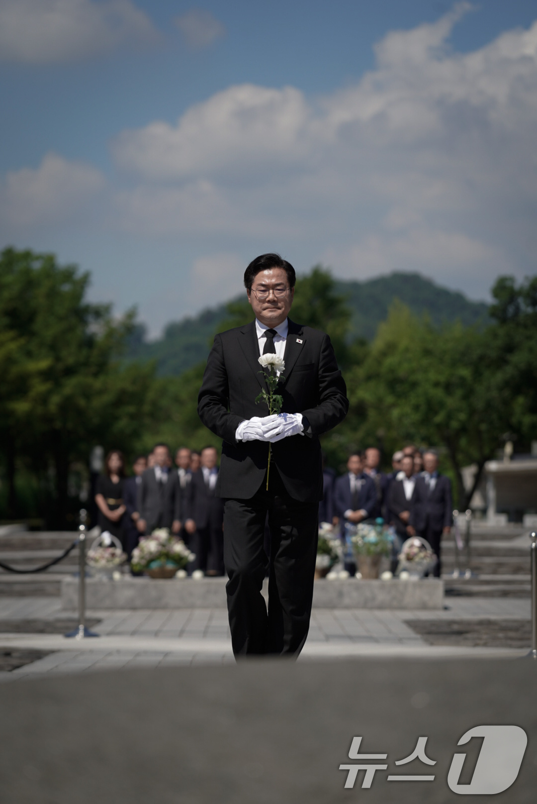 (김해=뉴스1) = 더불어민주당 당대표 후보에 출마한 박찬대 의원이 30일 경남 김해시 노무현 전 대통령 묘역을 찾아 헌화하고 있다. (박찬대 의원실 제공. 재판매 및 DB 금지) …