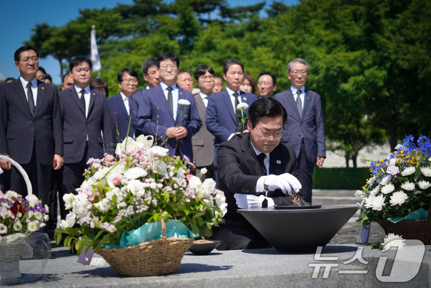 (김해=뉴스1) = 더불어민주당 당대표 후보에 출마한 박찬대 의원이 30일 경남 김해시 노무현 전 대통령 묘역을 찾아 분향하고 있다. (박찬대 의원실 제공. 재판매 및 DB 금지) …