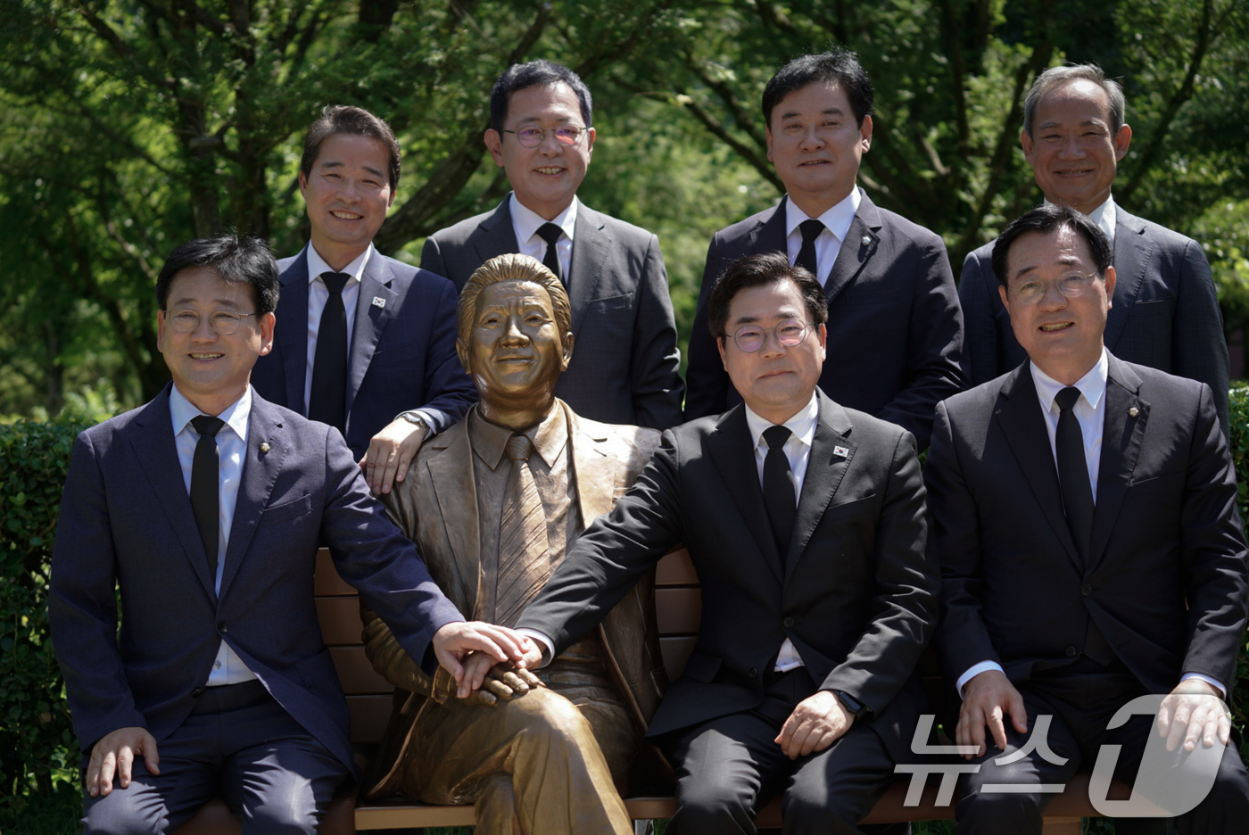 (김해=뉴스1) = 더불어민주당 당대표 후보에 출마한 박찬대 의원이 30일 경남 김해시 노무현 전 대통령 묘역을 찾아 노 전 대통령 동상 옆에서 동료 의원들과 기념 촬영하고 있다. …