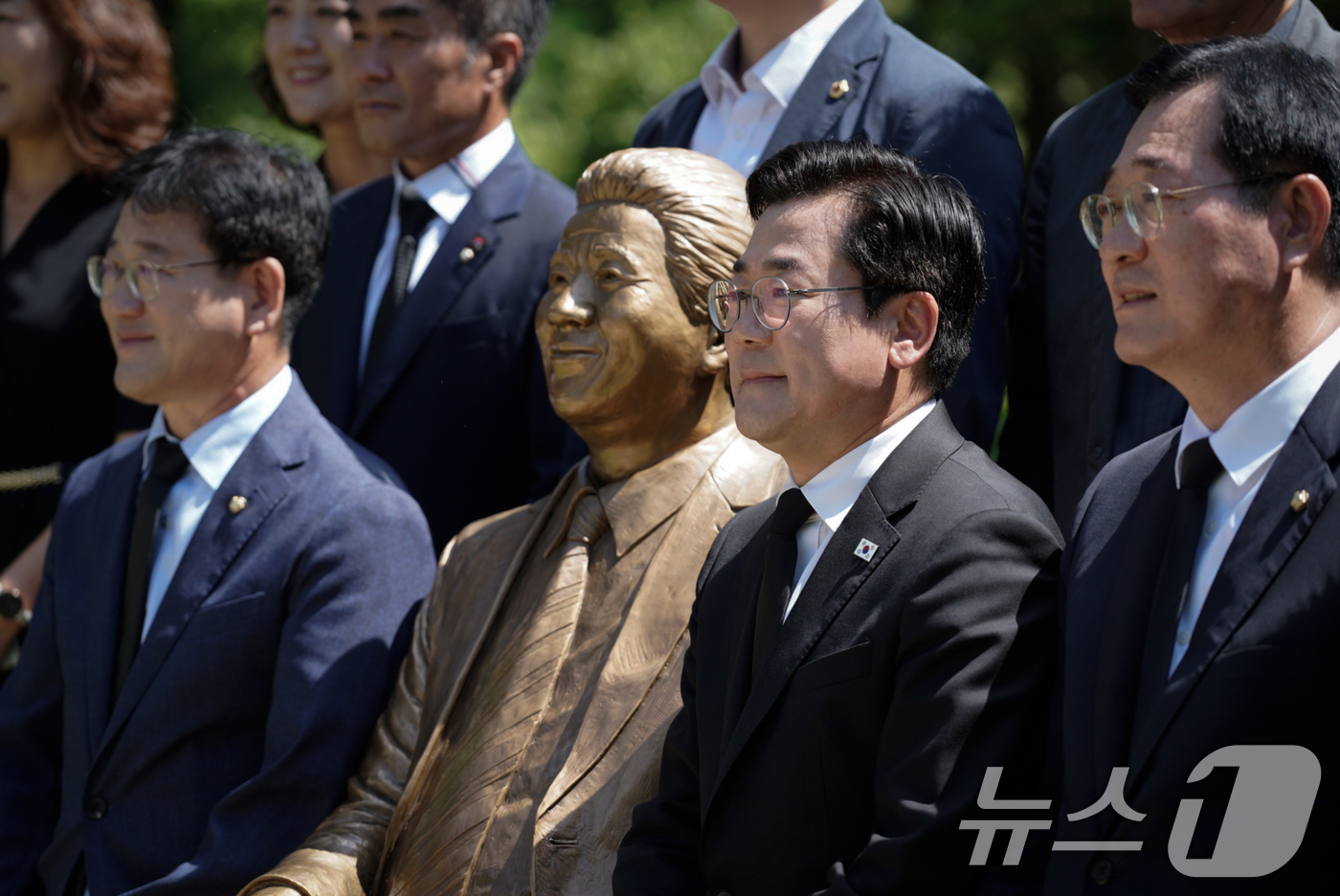 (김해=뉴스1) = 더불어민주당 당대표 후보에 출마한 박찬대 의원이 30일 경남 김해시 노무현 전 대통령 묘역을 찾아 노 전 대통령 동상 옆에서 동료 의원들과 기념 촬영하고 있다. …