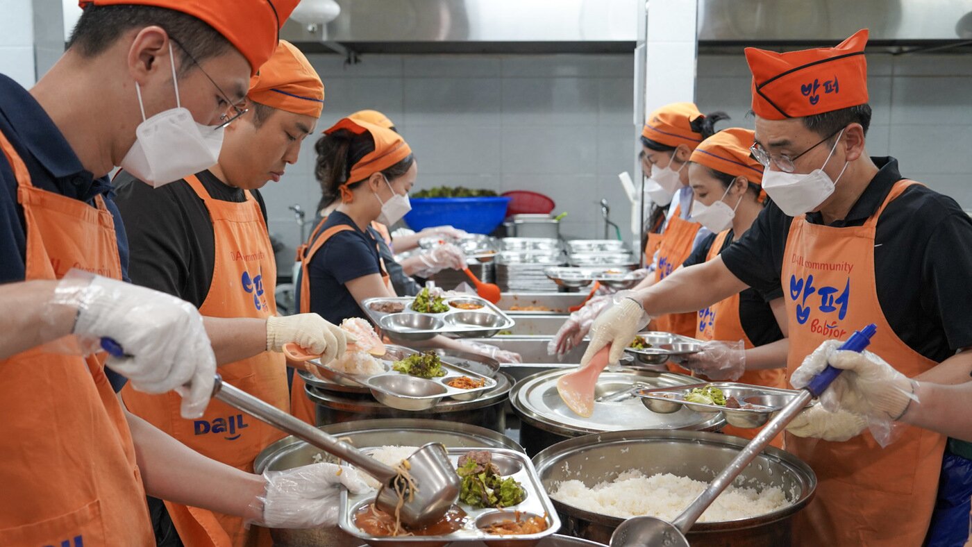 본문 이미지 - 세아상역 임직원들이 지난 28일 서울 동대문구 다일공동체 밥퍼 나눔운동본부에서 봉사활동을 진행했다(글로벌세아그룹 제공) ⓒ News1