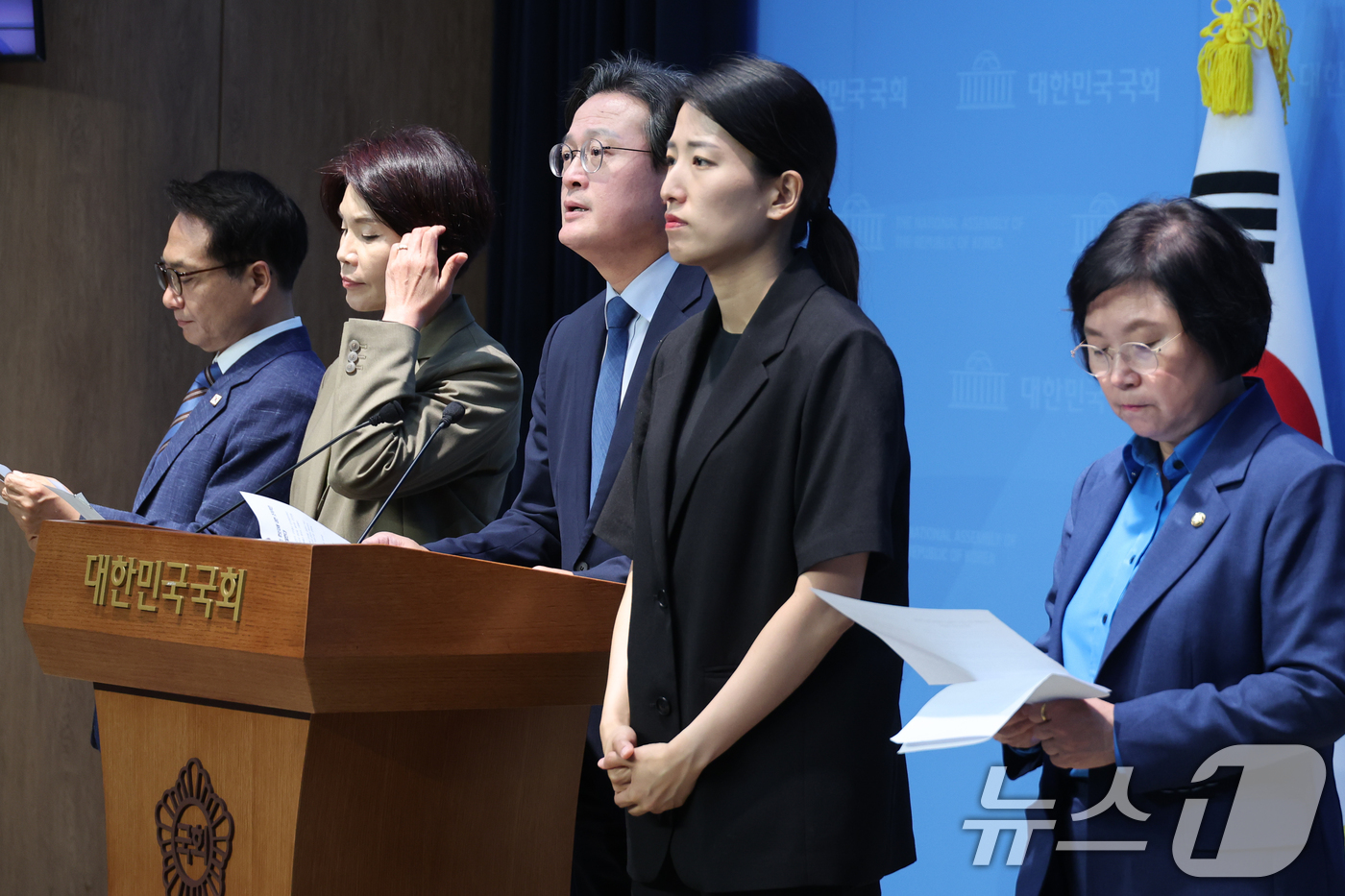 (서울=뉴스1) 안은나 기자 = 김민석 국무총리 후보자 인사청문특별위원회 소속 더불어민주당 김현, 채현일, 한정애, 박선원 의원이 30일 서울 여의도 국회 소통관에서 국민의힘이 김 …