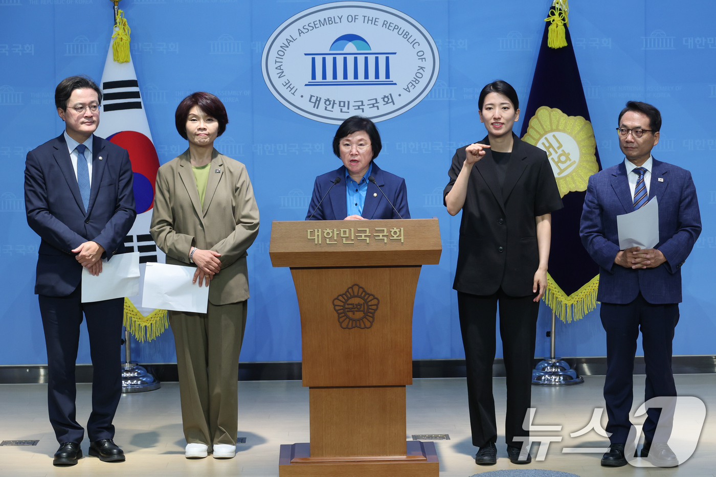 (서울=뉴스1) 안은나 기자 = 김민석 국무총리 후보자 인사청문특별위원회 소속 더불어민주당 채현일, 한정애, 김현, 박선원 의원이 30일 서울 여의도 국회 소통관에서 국민의힘이 김 …