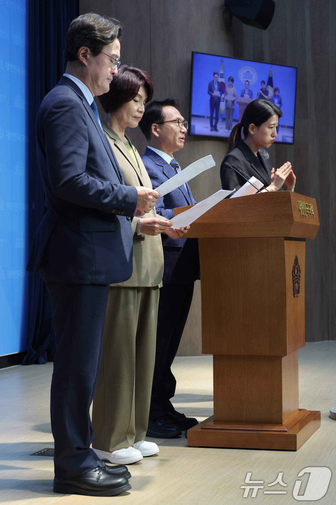 (서울=뉴스1) 안은나 기자 = 김민석 국무총리 후보자 인사청문특별위원회 소속 더불어민주당 채현일, 한정애, 박선원, 김현 의원이 30일 서울 여의도 국회 소통관에서 국민의힘이 김 …