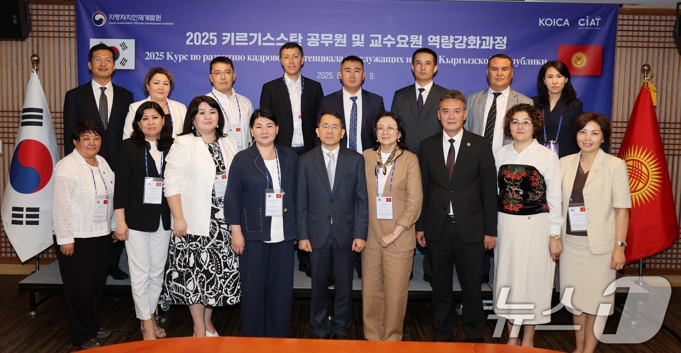 (서울=뉴스1) = 안준호 행정안전부 지방자치인재개발원원장이 30일 전북 완주군 소재 지방자치인재개발원에서 열린 키르기스스탄 공무원 및 교수요원 역량강화과정 입교식 행사에서 기념 …
