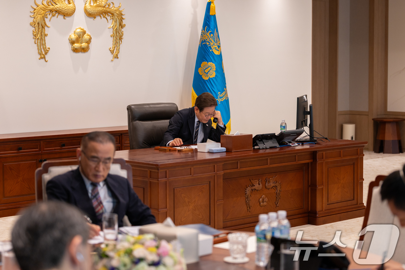 (서울=뉴스1) 허경 기자 = 이재명 대통령이 30일 서울 용산구 대통령실 청사 집무실에서 로렌스 웡 싱가포르 총리와 전화 통화를 하고 있다. (대통령실 제공. 재판매 및 DB 금 …