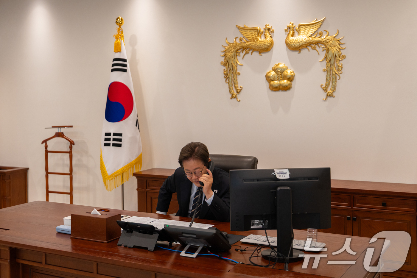 (서울=뉴스1) 허경 기자 = 이재명 대통령이 30일 서울 용산구 대통령실 청사 집무실에서 로렌스 웡 싱가포르 총리와 전화 통화를 하고 있다. (대통령실 제공. 재판매 및 DB 금 …