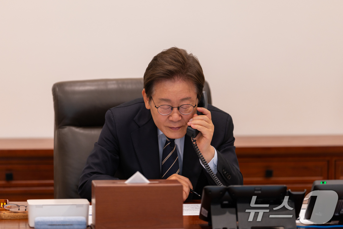 (서울=뉴스1) 허경 기자 = 이재명 대통령이 30일 서울 용산구 대통령실 청사 집무실에서 로렌스 웡 싱가포르 총리와 전화 통화를 하고 있다. (대통령실 제공. 재판매 및 DB 금 …