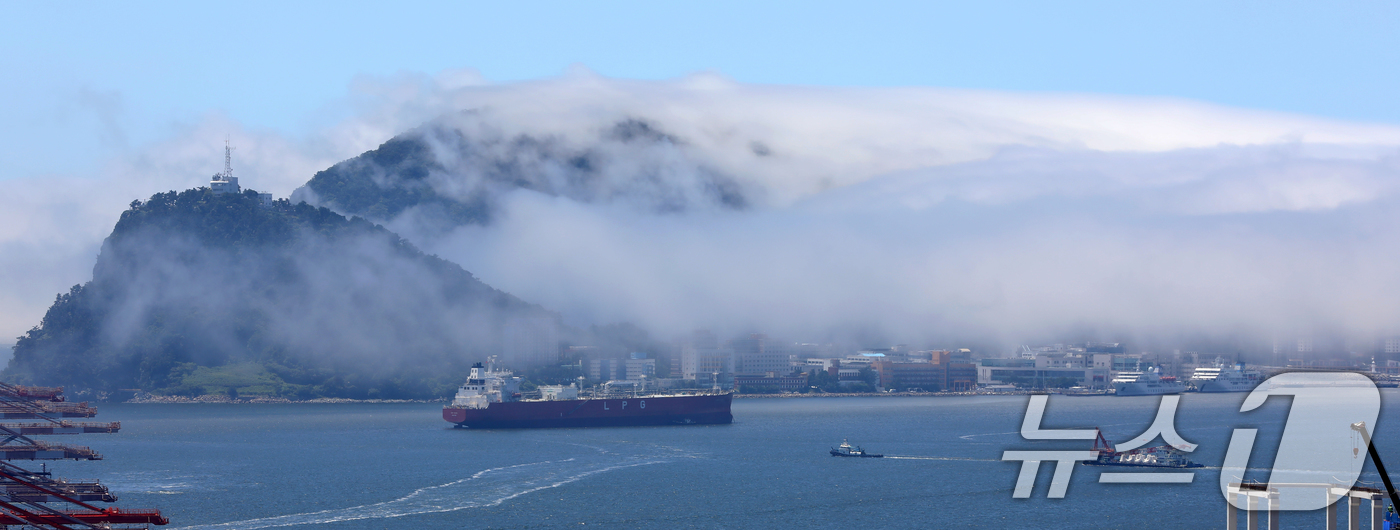 (부산=뉴스1) 윤일지 기자 = 부산에 올해 첫 폭염경보가 발효된 30일 부산 영도구 일대에 짙은 해무(바다 안개)가 뒤덮여 이색적인 풍경을 연출하고 있다.  2025.6.30/뉴 …
