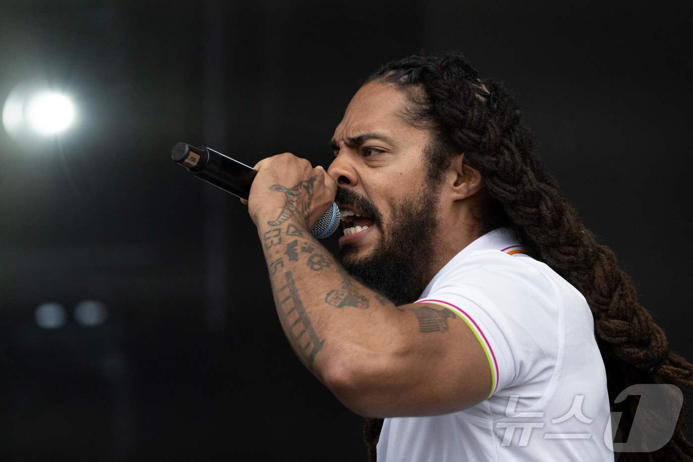 (AFP=뉴스1) 김경민 기자 = 영국 국적 듀오 밥 빌런의 밥비 빌런(Bobby Vylan)이 28일(현지시간) 글래스톤베리 페스티벌에서 공연하고 있다. 2025.6.28ⓒ AF …