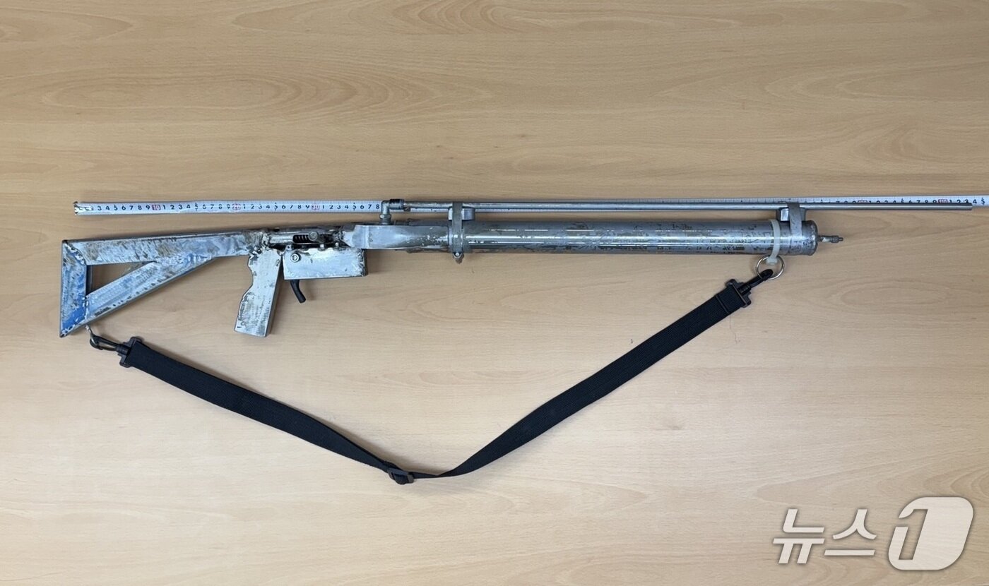 본문 이미지 - 전남경찰청이 압수한 무허가 사제공기총.&#40;전남경찰청 제공. 재판매 및 DB 금지&#41; 2025.6.30