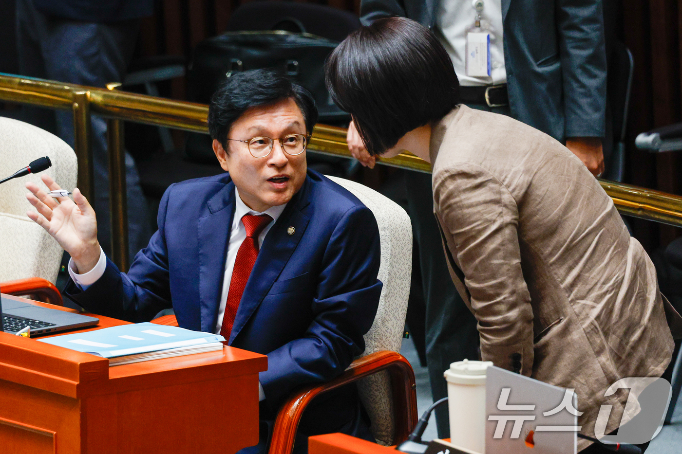 (서울=뉴스1) 안은나 기자 = 국민의힘 박형수(왼쪽), 더불어민주당 이소영 간사가 30일 오후 서울 여의도 국회에서 열린 제426회국회(임시회) 예산결산특별위원회 제1차 전체회의 …