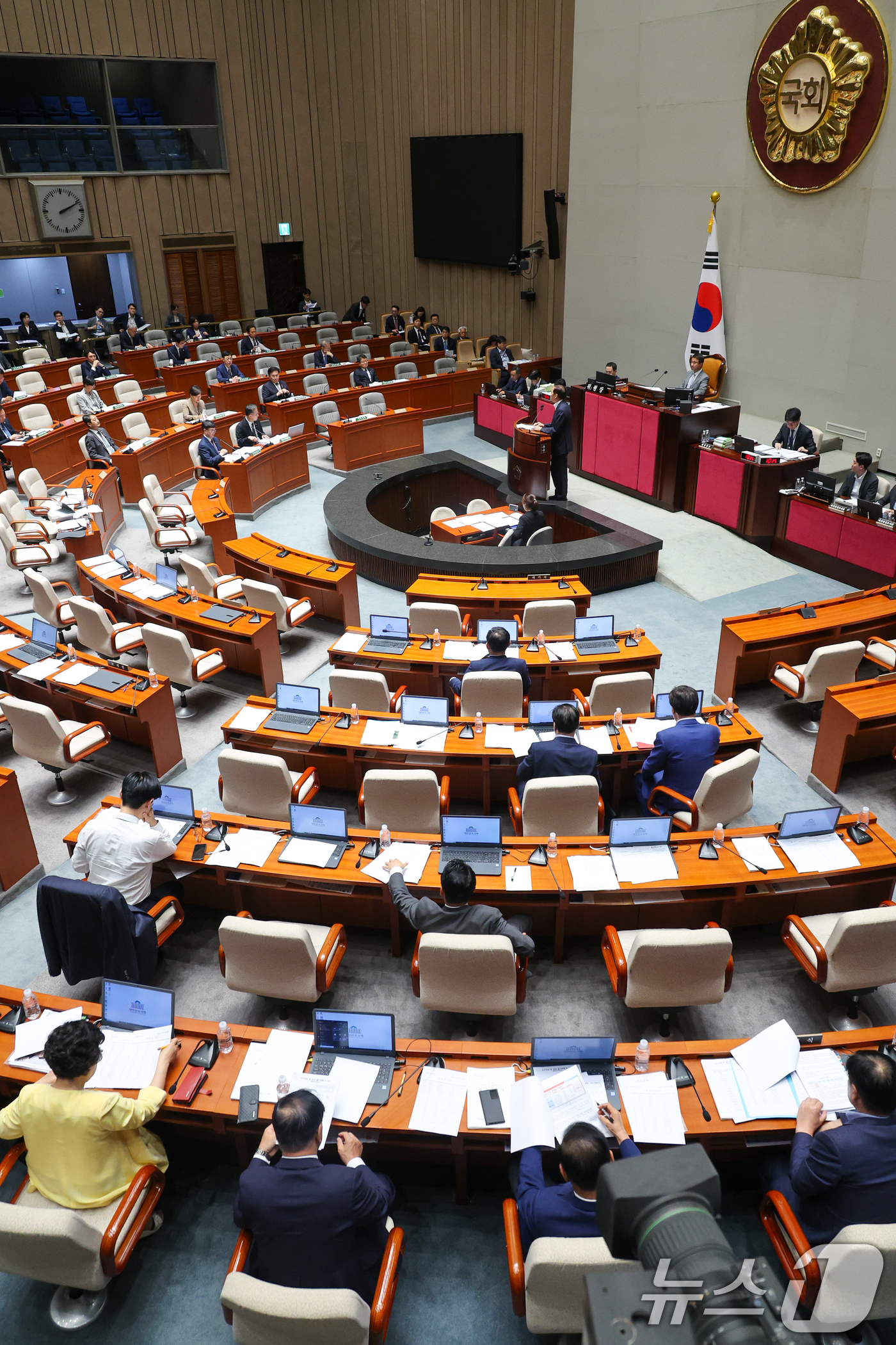 (서울=뉴스1) 안은나 기자 = 국민의힘 박형수 간사와 의원들이 30일 오후 서울 여의도 국회에서 열린 제426회국회(임시회) 예산결산특별위원회 제1차 전체회의에서 김기웅 의원 질 …