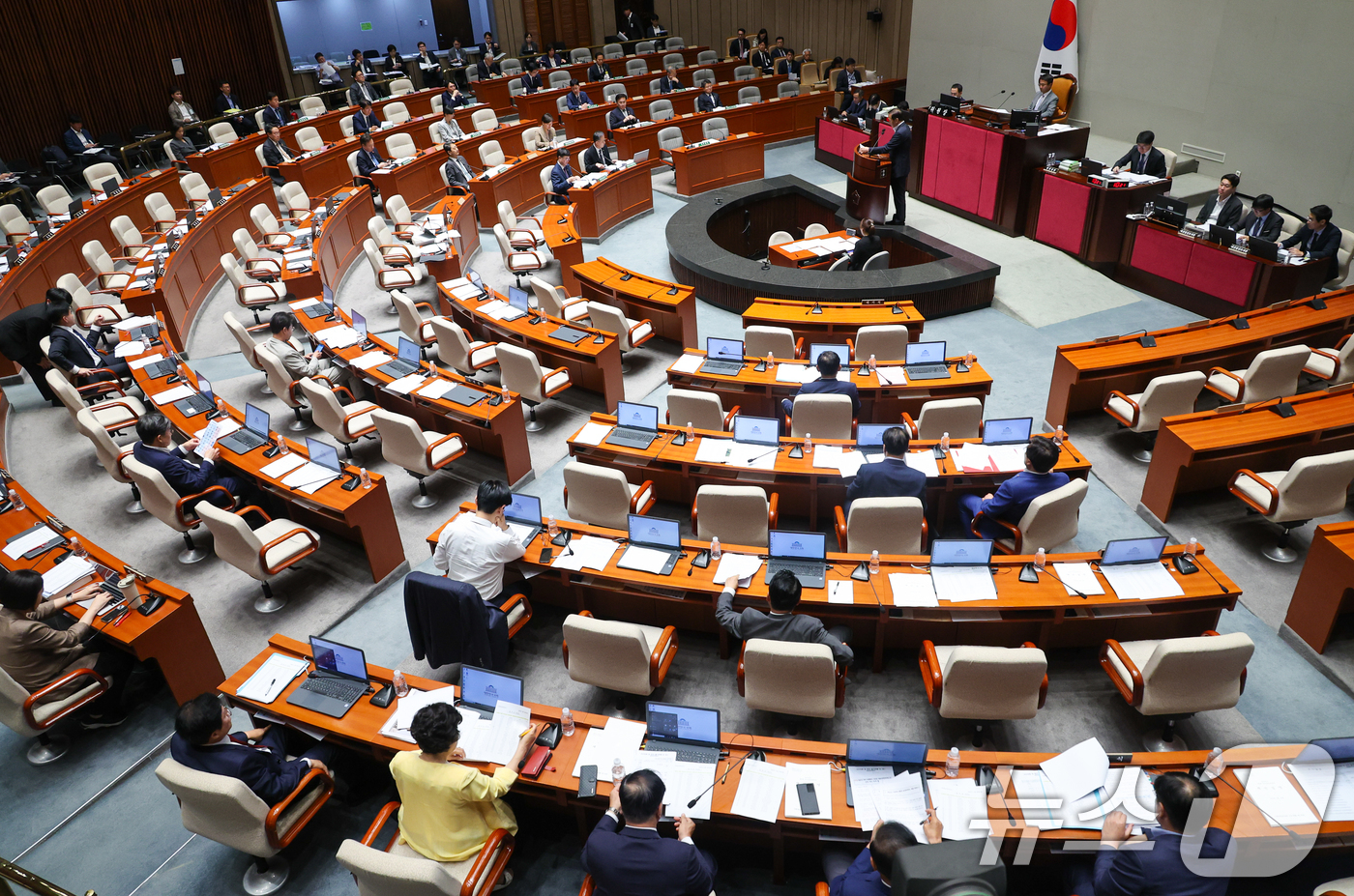(서울=뉴스1) 안은나 기자 = 국민의힘 박형수 간사와 의원들이 30일 오후 서울 여의도 국회에서 열린 제426회국회(임시회) 예산결산특별위원회 제1차 전체회의에서 김기웅 의원 질 …