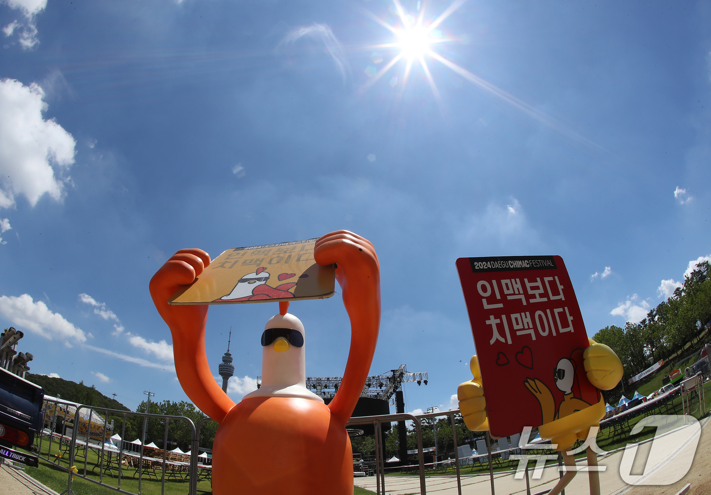 (대구=뉴스1) 공정식 기자 = '2025 대구치맥페스티벌' 개막을 이틀 앞두고 폭염이 기승을 부린 30일 대구 달서구 두류공원에서 축제 준비가 한창이다.대한민국을 대표하는 여름 …