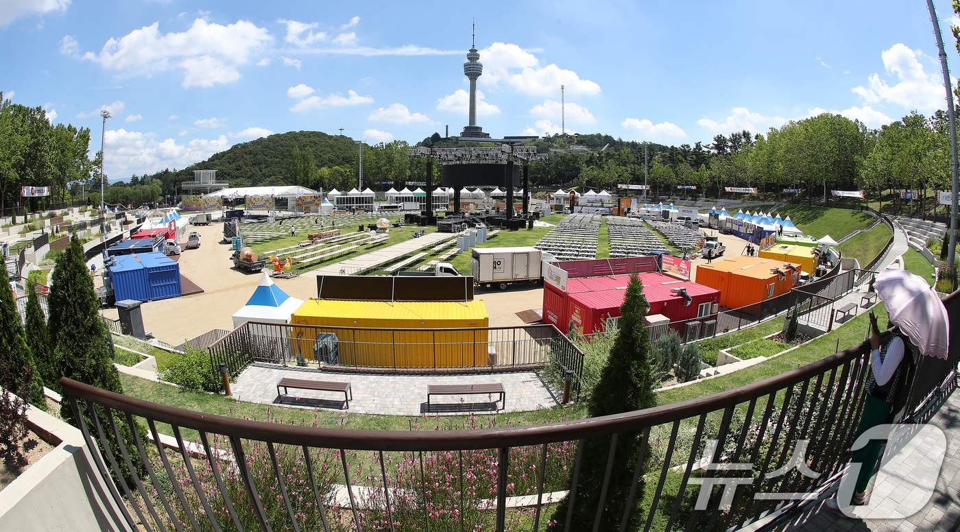 (대구=뉴스1) 공정식 기자 = '2025 대구치맥페스티벌' 개막을 이틀 앞두고 폭염이 기승을 부린 30일 대구 달서구 두류공원에서 축제 준비가 한창이다.대한민국을 대표하는 여름 …