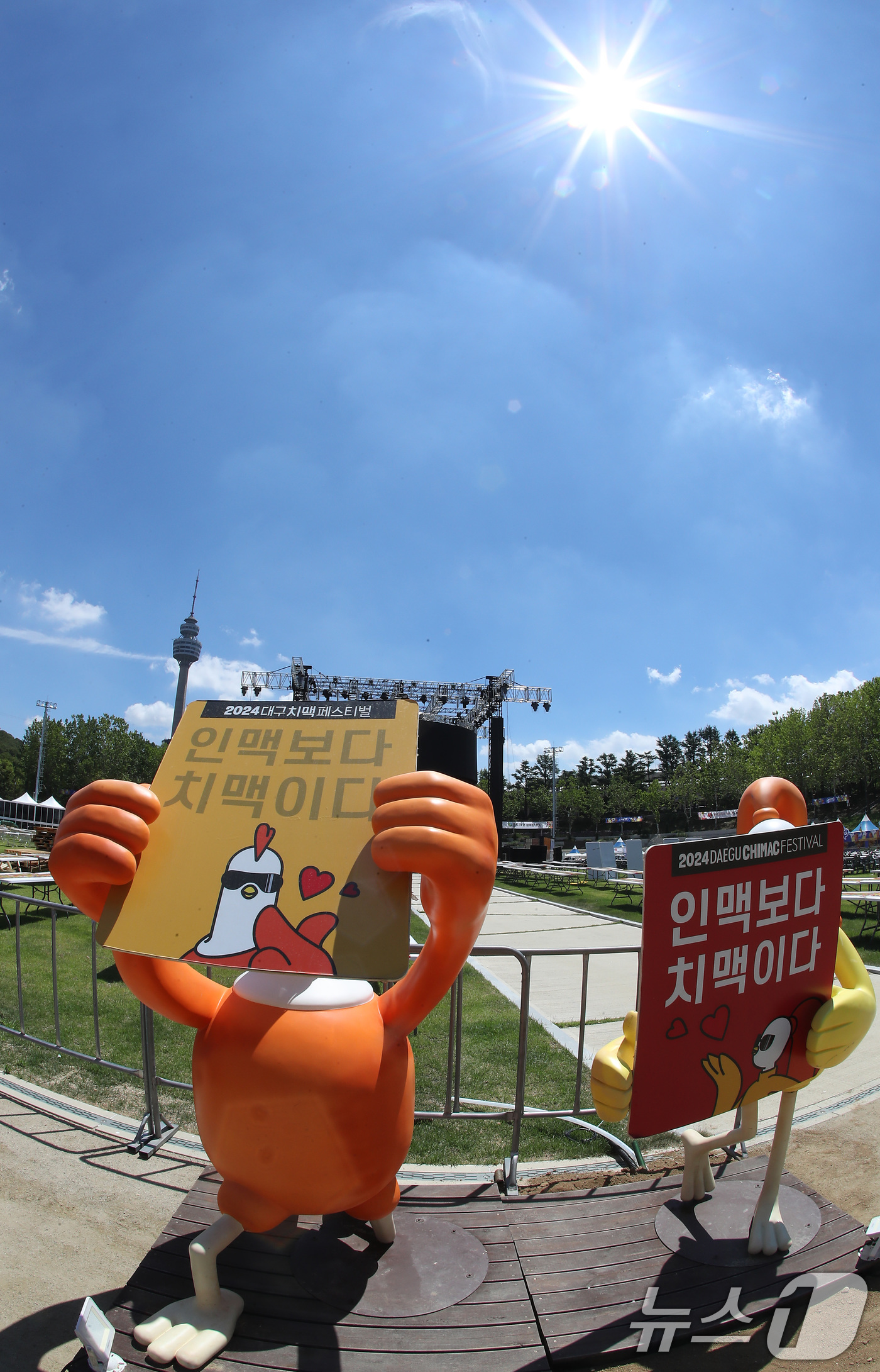 (대구=뉴스1) 공정식 기자 = '2025 대구치맥페스티벌' 개막을 이틀 앞두고 폭염이 기승을 부린 30일 대구 달서구 두류공원에서 축제 준비가 한창이다.대한민국을 대표하는 여름 …