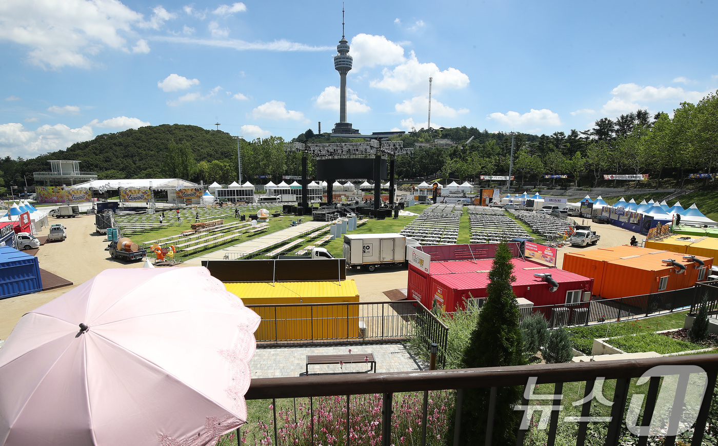 (대구=뉴스1) 공정식 기자 = '2025 대구치맥페스티벌' 개막을 이틀 앞두고 폭염이 기승을 부린 30일 대구 달서구 두류공원에서 축제 준비가 한창이다.대한민국을 대표하는 여름 …