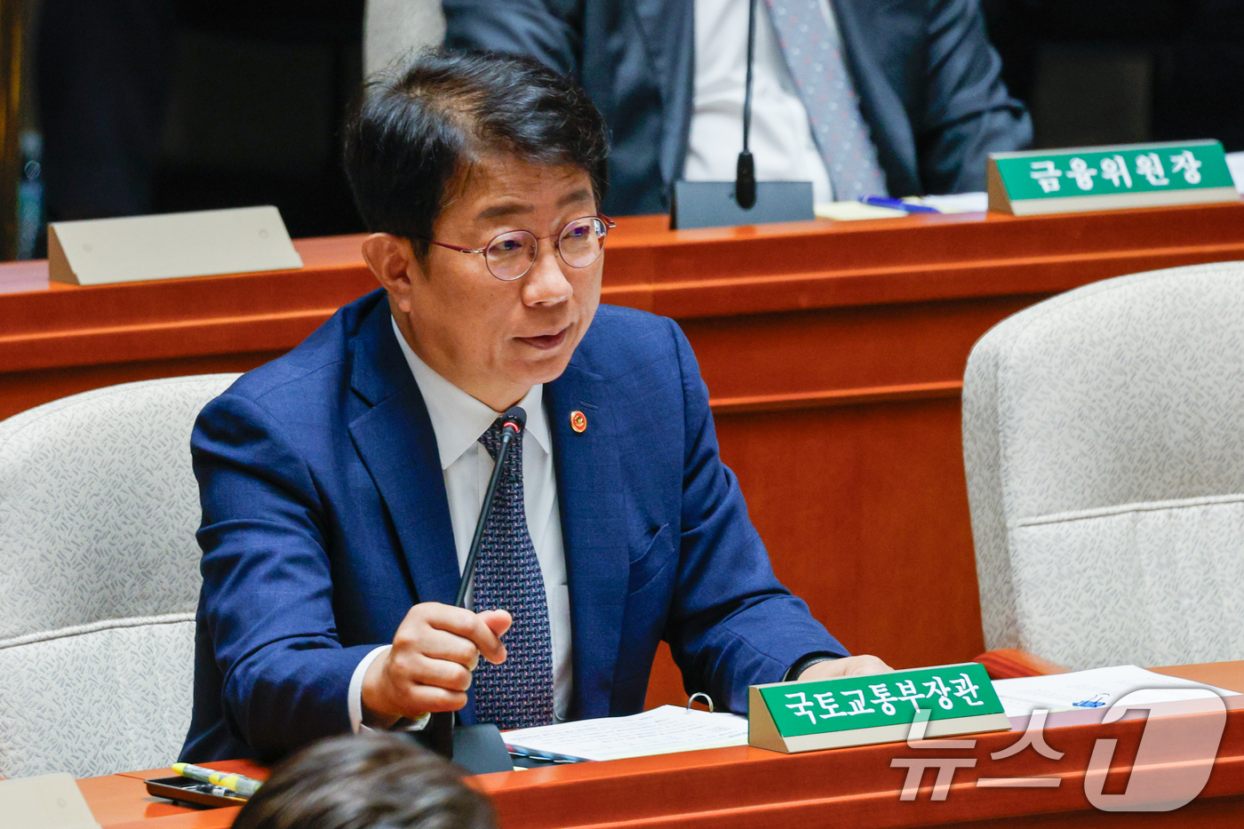 (서울=뉴스1) 안은나 기자 = 박상우 국토교통부 장관이 30일 오후 서울 여의도 국회에서 열린 제426회국회(임시회) 예산결산특별위원회 제1차 전체회의에서 조정훈 국민의힘 의원 …