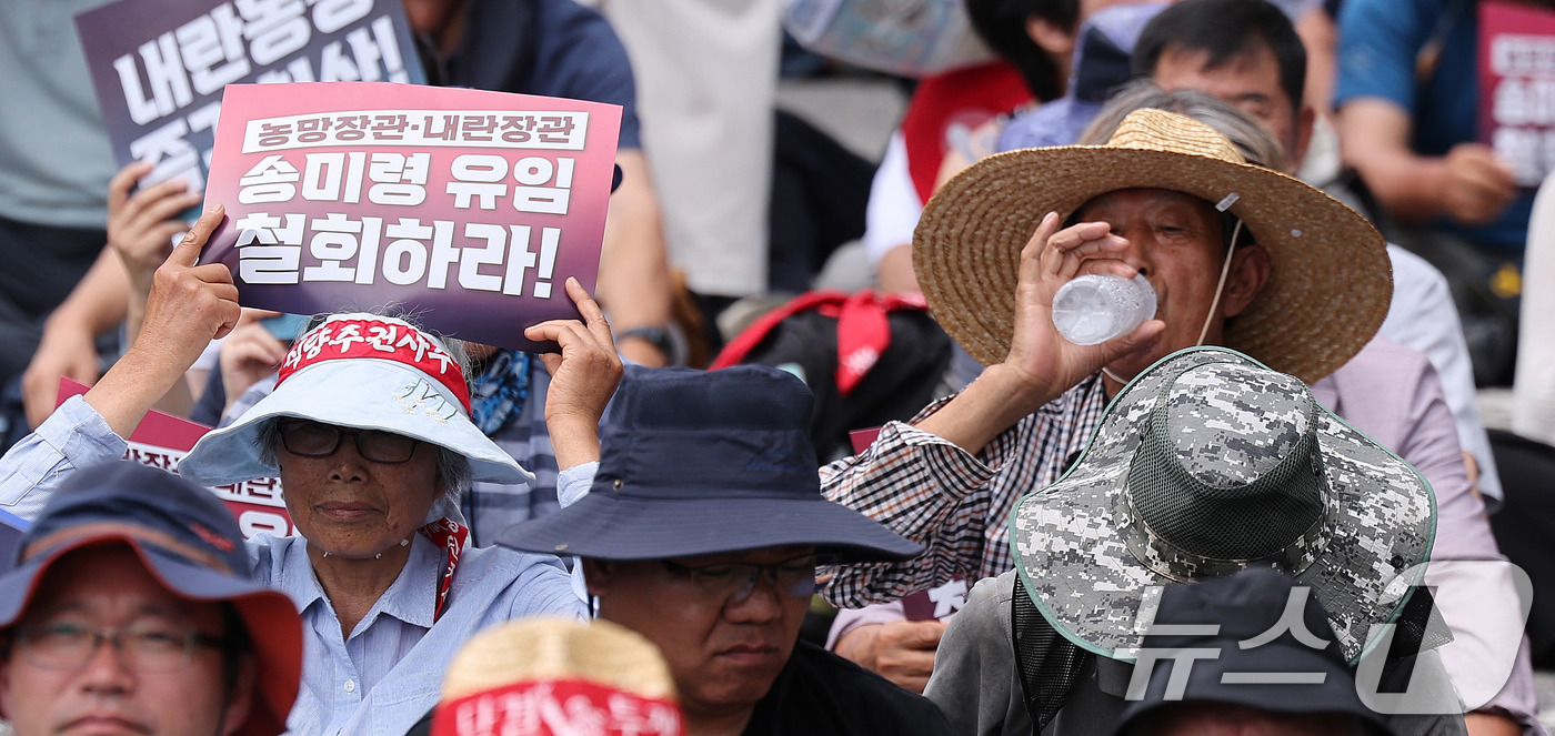 (서울=뉴스1) 박지혜 기자 = 전국농민총연맹 회원들이 30일 서울 용산구 대통령실 앞에서 열린 1차 전국농민 결의대회에서 정부에 송미령 농림축산식품부 장관 유임 철회를 촉구하고 …