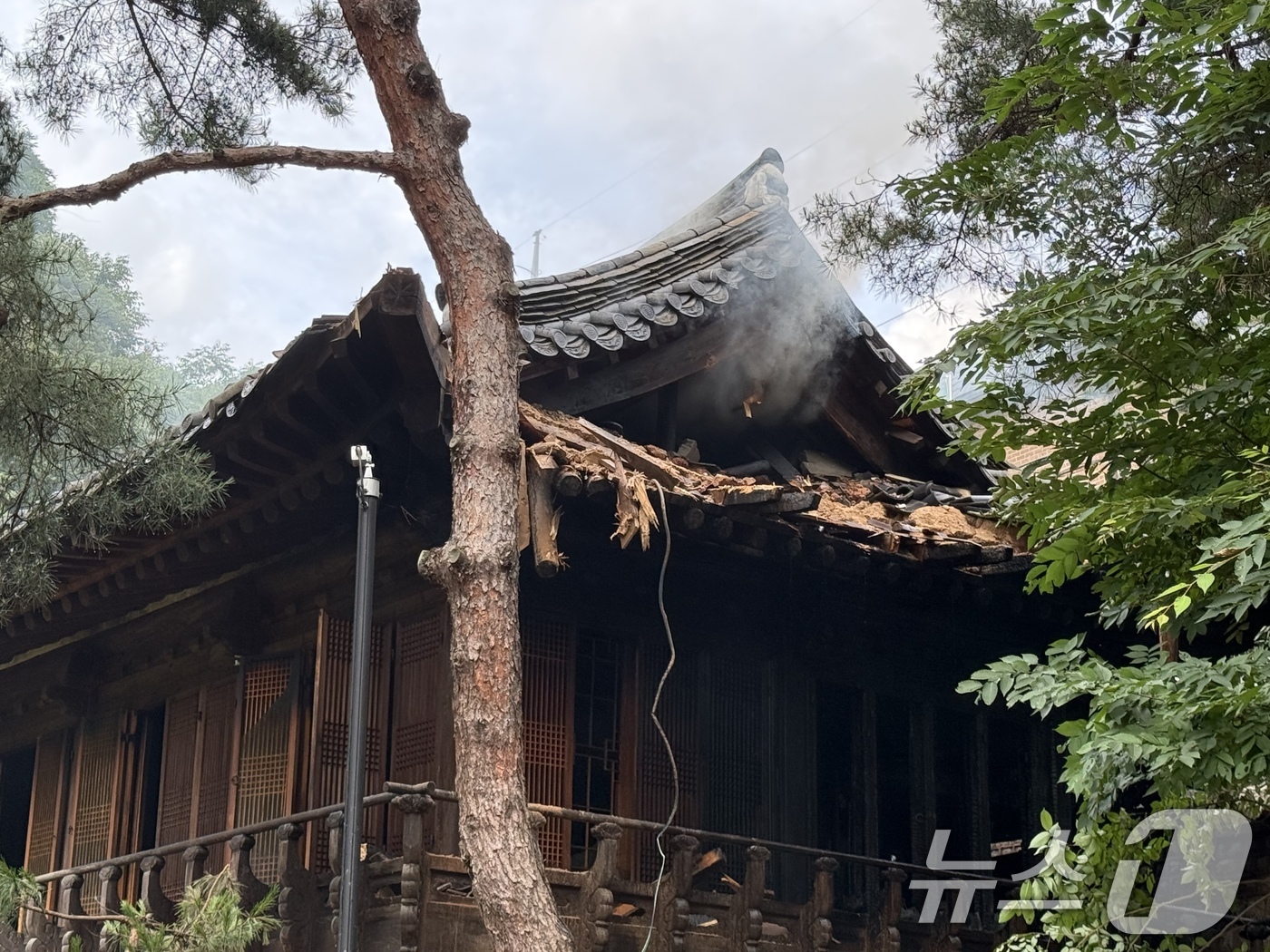 (서울=뉴스1) 김형준 기자 = 30일 서울 성북구 소재 문화유산인 '성북동 별서(성락원)'에 화재가 발생해 연기가 피어오르고 있다.성북동 별서는 지난 2008년 명승 제35호로 …