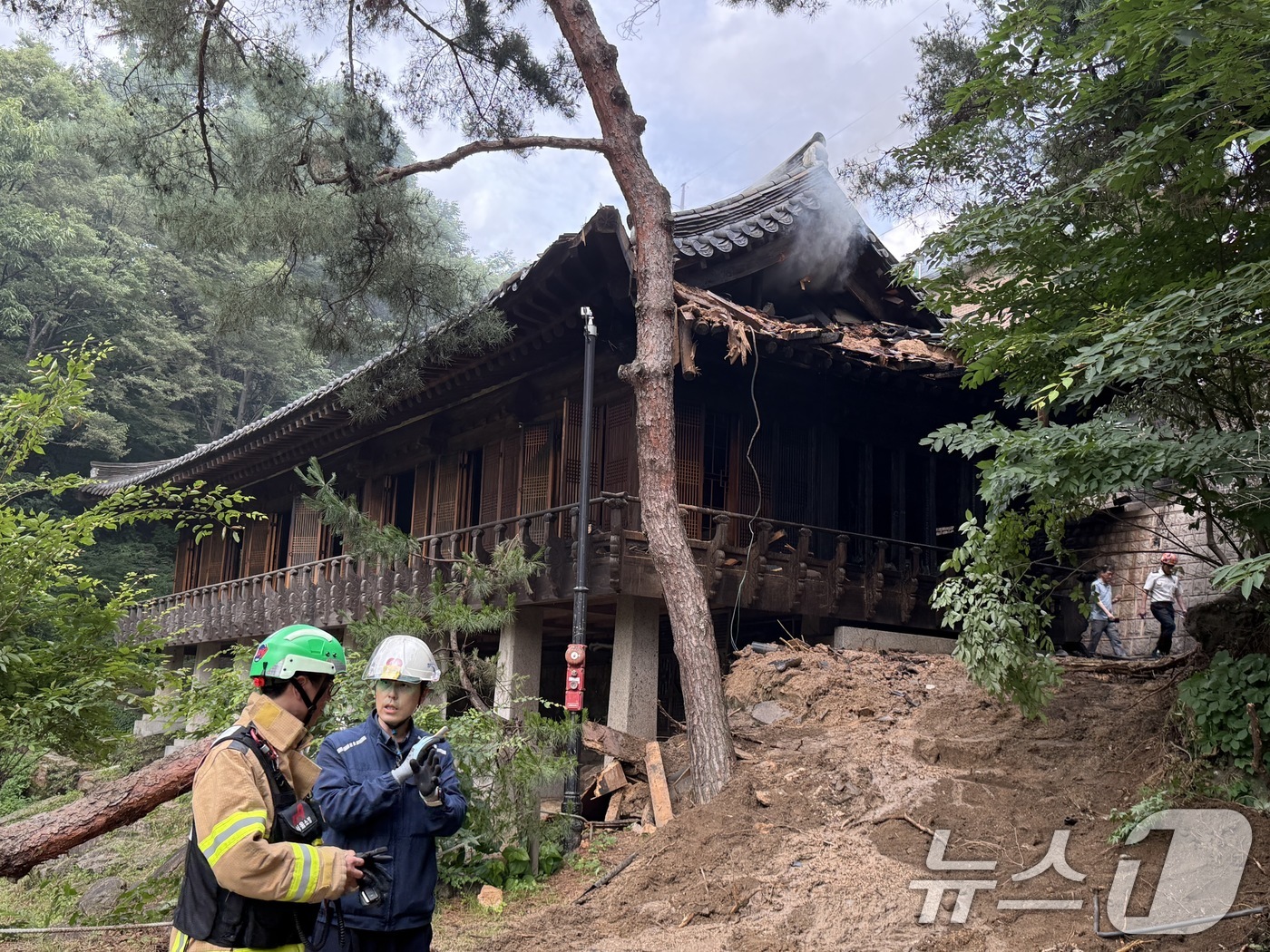 (서울=뉴스1) 김형준 기자 = 30일 서울 성북구 소재 문화유산인 '성북동 별서(성락원)'에 화재가 발생해 소방 당국이 화재진압을 하고 있다.성북동 별서는 지난 2008년 명승 …