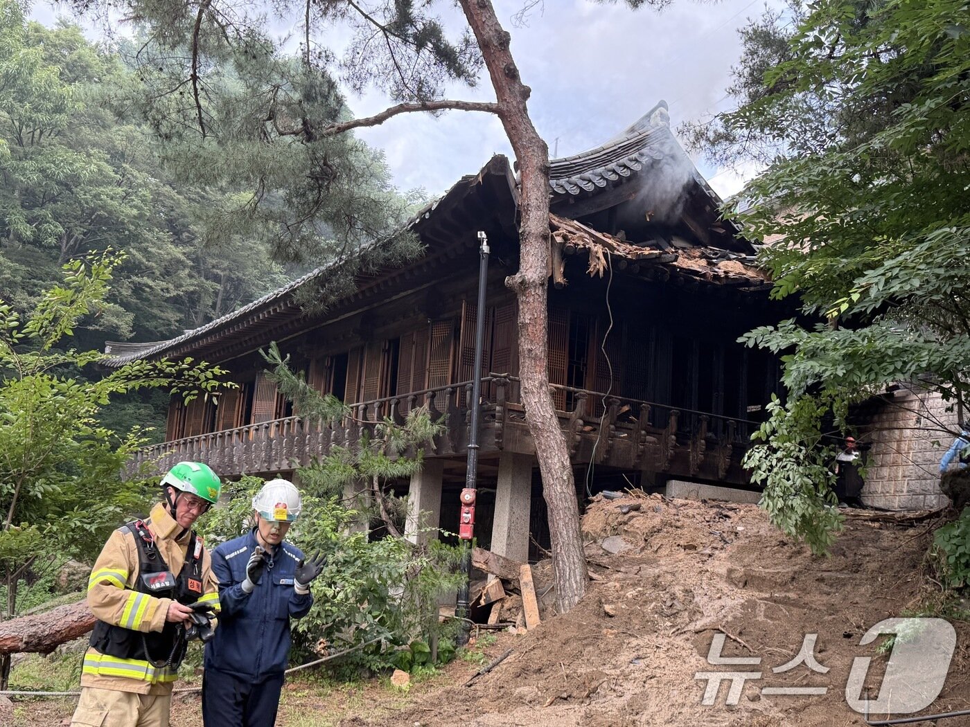 본문 이미지 - 30일 서울 성북구 소재 문화유산인 &#39;성북동 별서&#40;성락원&#41;&#39;에 화재가 발생해 소방 당국이 화재진압을 하고 있다. 성북동 별서는 지난 2008년 명승 제35호로 지정된 문화유산으로 한국식 정원의 특징을 반영해 자연 지형을 그대로 살려 배치한 조선시대 별장이다. 2025.6.30/뉴스1 ⓒ News1 김형준 기자