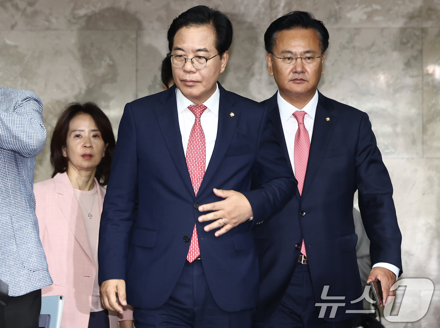 (서울=뉴스1) 김민지 기자 = 송언석 국민의힘 원내대표가 30일 서울 여의도 국회에서 열린 의원총회에 유상범 원내수석부대표와 입장하고 있다. 2025.6.30/뉴스1