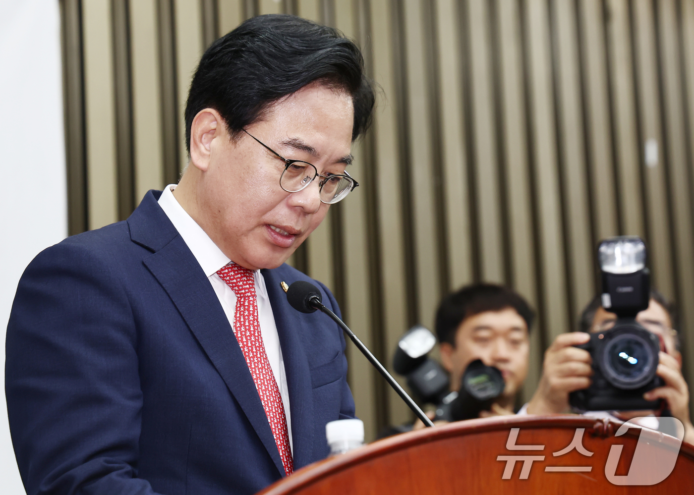 (서울=뉴스1) 김민지 기자 = 김용태 국민의힘 비상대책위원장이 퇴임한 30일 서울 여의도 국회에서 열린 의원총회에서 송언석 원내대표가 모두발언에 앞서 생각에 잠겨 있다. 2025 …