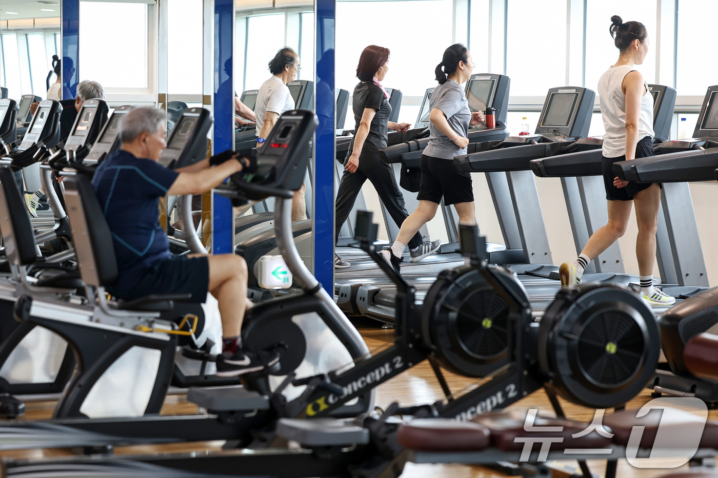 (서울=뉴스1) 민경석 기자 = 7월 1일부터 전국 1000여 개 헬스장·수영장 시설 이용료에 대해 소득공제를 받을 수 있게 된다.문화비 소득공제는 그동안 주로 문화예술 분야에 적 …