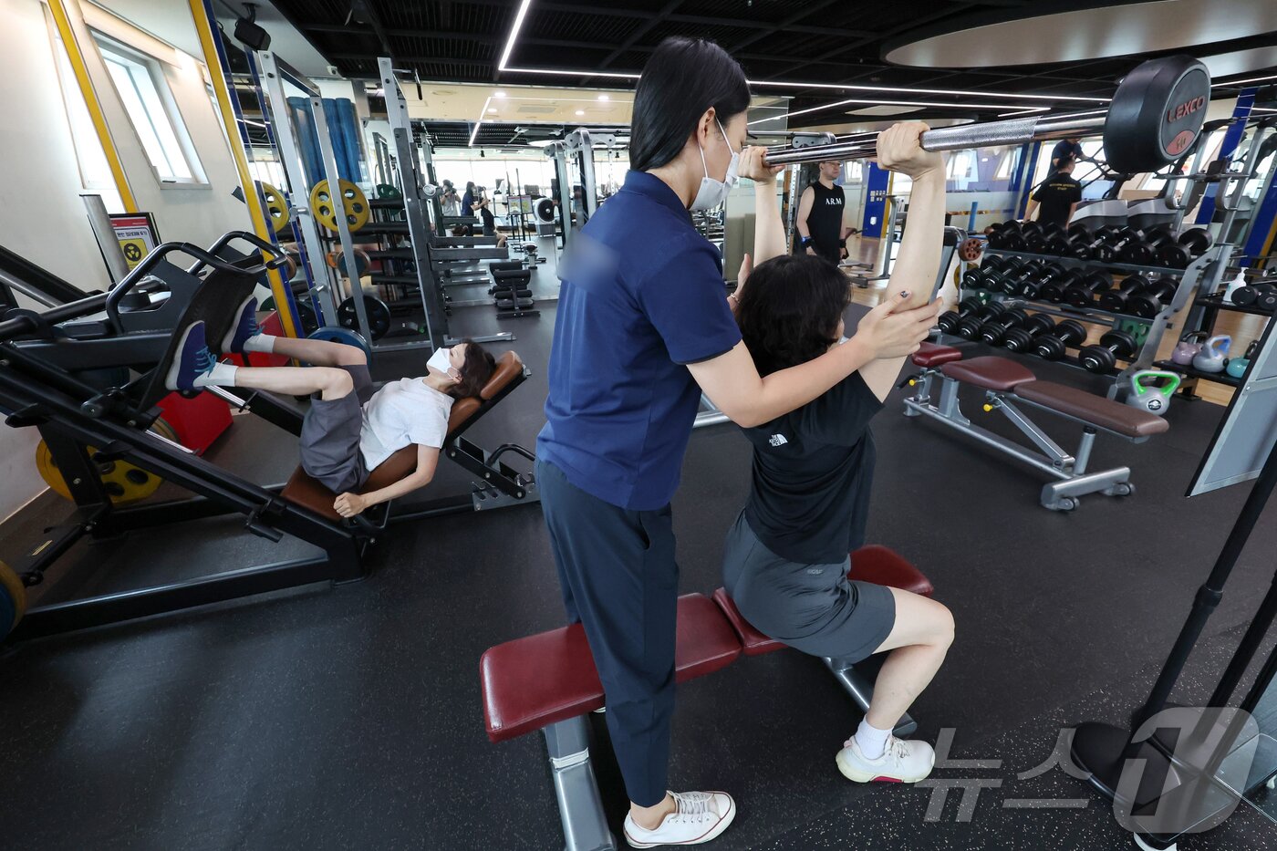 본문 이미지 - 서울의 한 스포츠센터에서 시민들이 운동을 하고 있다. 2025.6.30/뉴스1 ⓒ News1 민경석 기자