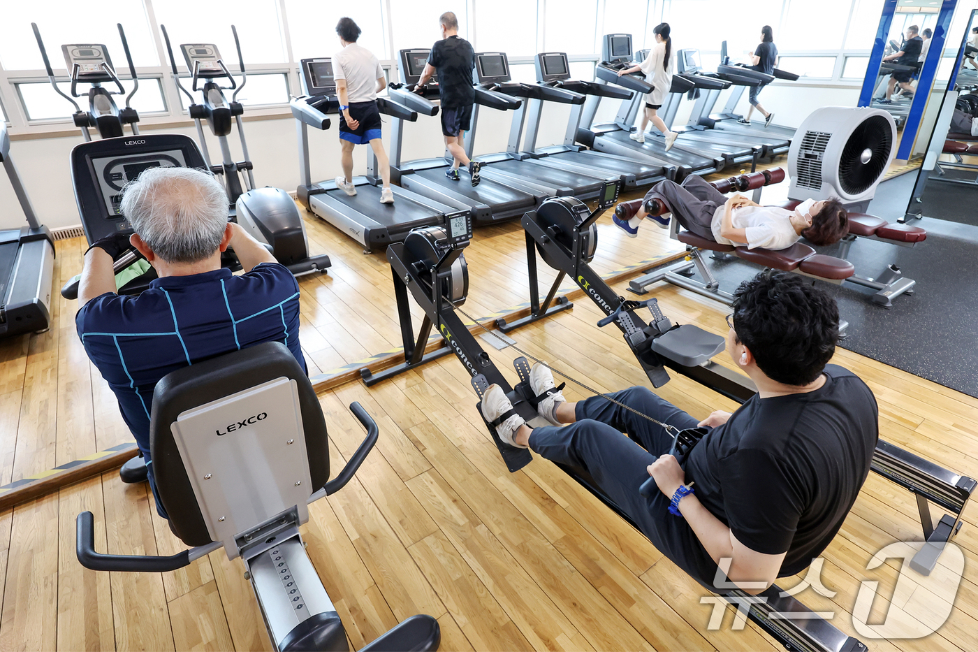 (서울=뉴스1) 민경석 기자 = 7월 1일부터 전국 1000여 개 헬스장·수영장 시설 이용료에 대해 소득공제를 받을 수 있게 된다.문화비 소득공제는 그동안 주로 문화예술 분야에 적 …