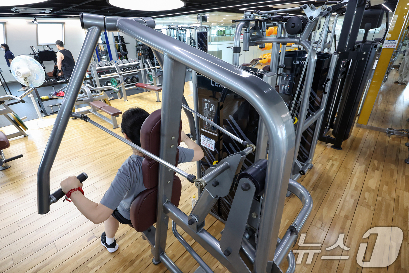 (서울=뉴스1) 민경석 기자 = 7월 1일부터 전국 1000여 개 헬스장·수영장 시설 이용료에 대해 소득공제를 받을 수 있게 된다.문화비 소득공제는 그동안 주로 문화예술 분야에 적 …