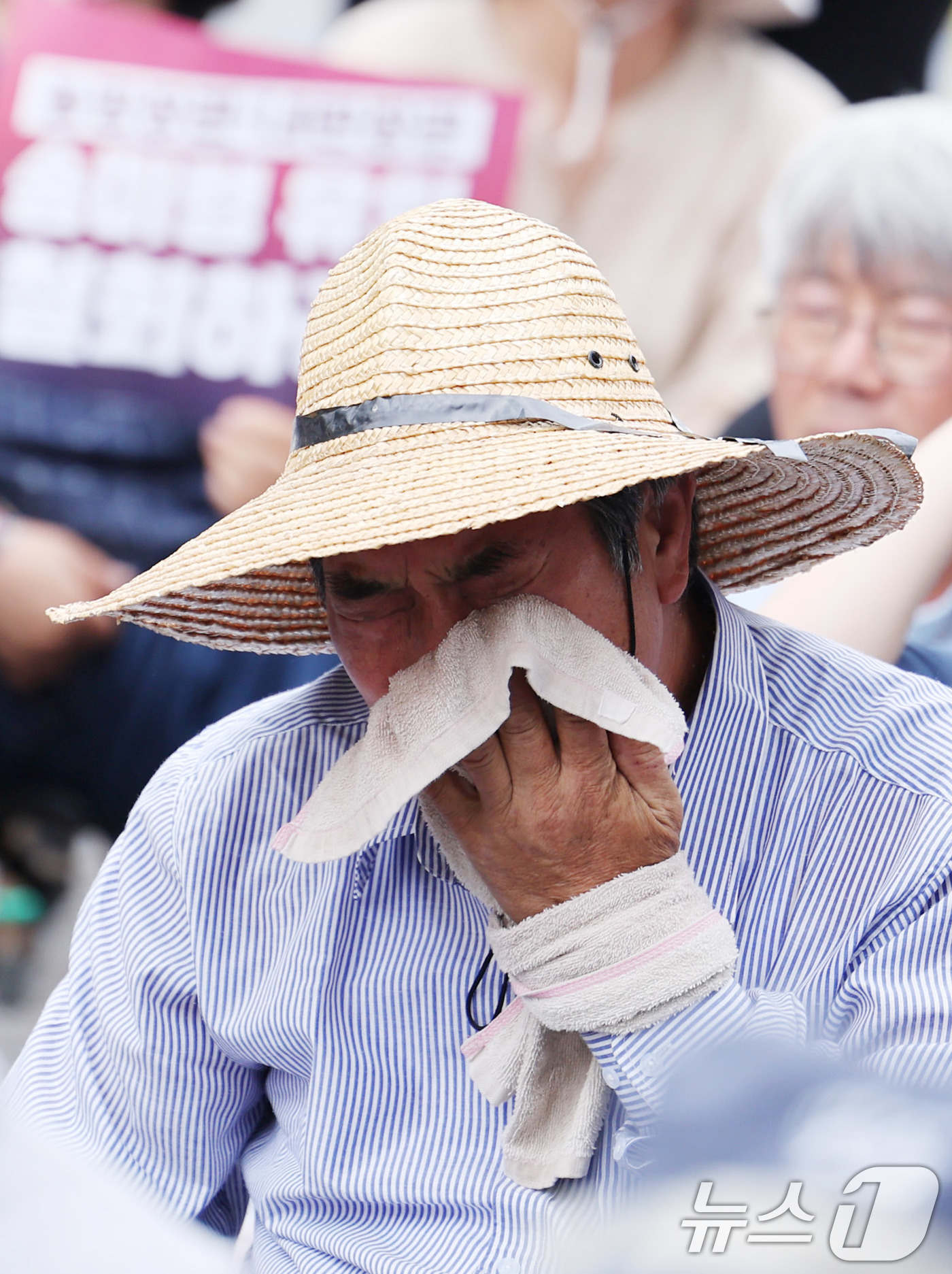 (서울=뉴스1) 박지혜 기자 = 30일 서울 용산구 대통령실 앞에서 전국농민총연맹 주최로 열린 1차 전국농민 결의대회에 참가한 한 농민이 흐르는 땀을 닦고 있다. 2025.6.30 …