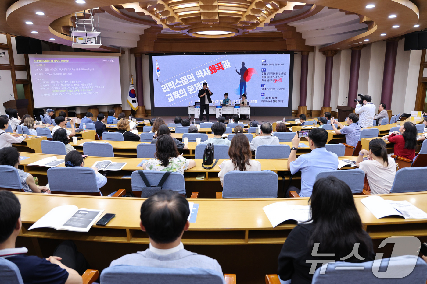 (서울=뉴스1) 신웅수 기자 = 황현필 역사바로잡기연구소장이 30일 오후 서울 여의도 국회 의원회관에서 열린  '리박스쿨의 역사왜곡과 교육의 문제점 토론회'에서 발제하고 있다. 2 …